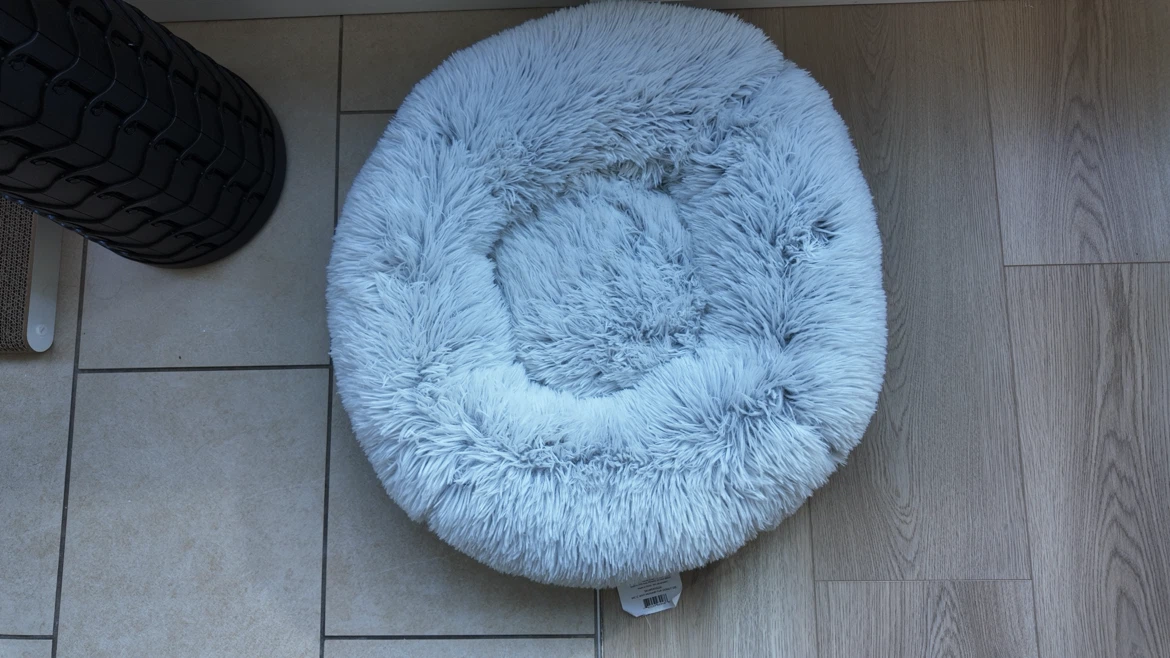 Light grey round fluffy pet bed