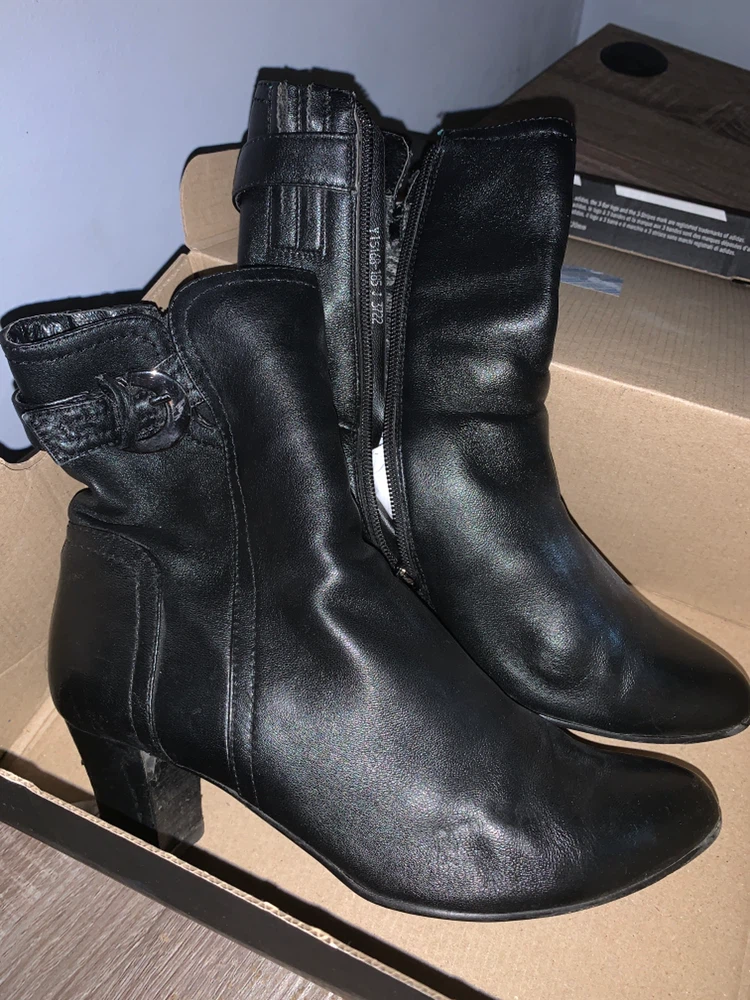 Corollaqueen black ankle boots 🏈