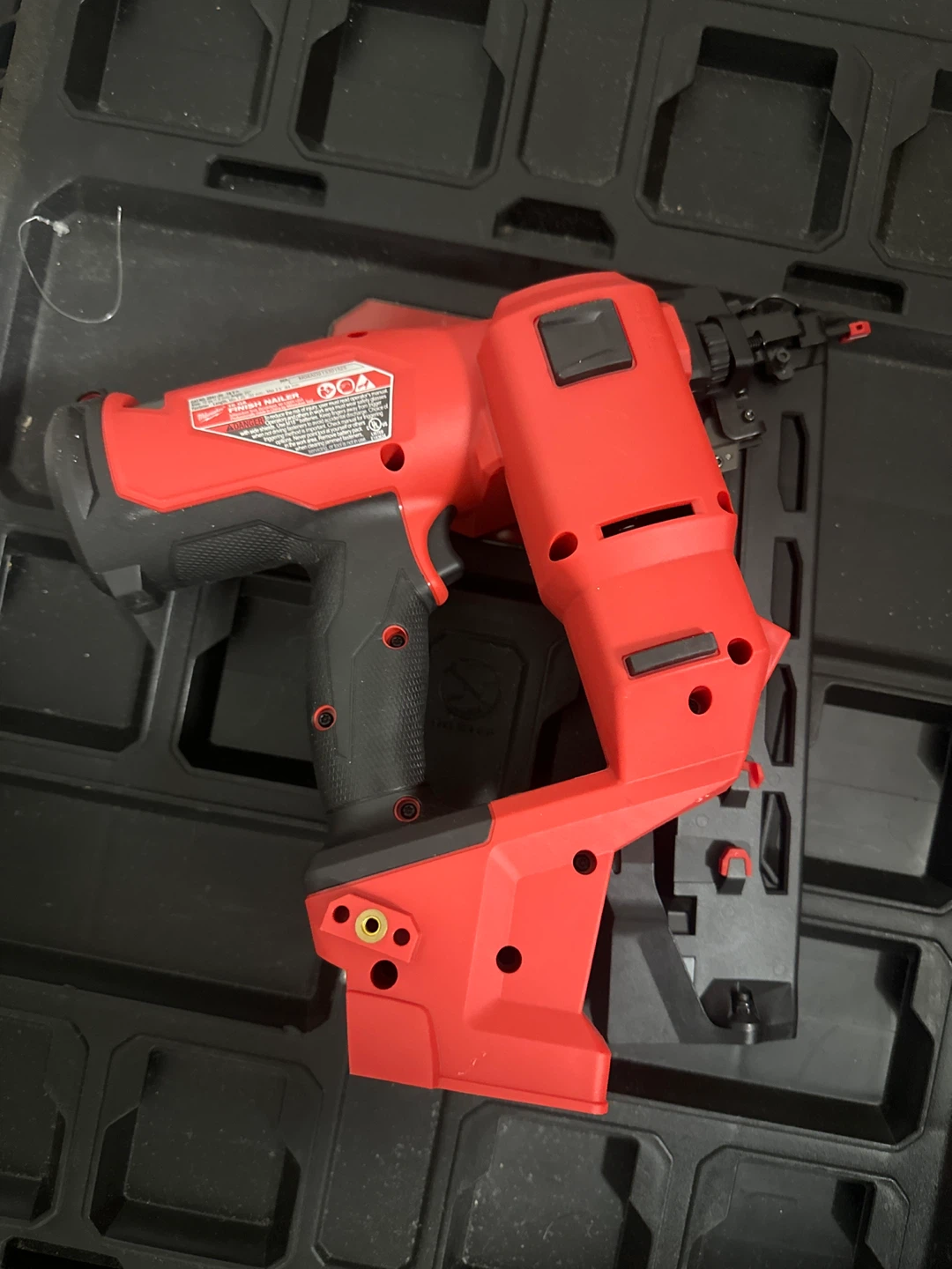 Milwaukee M18 FUEL 16 Gauge Finish Nailer - photo 4