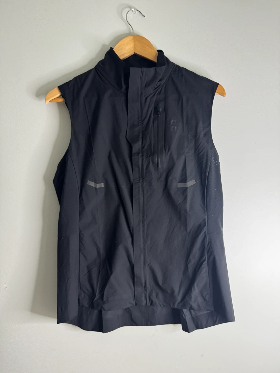 On Women’s Weather Vest – Black| Size M | BNWT