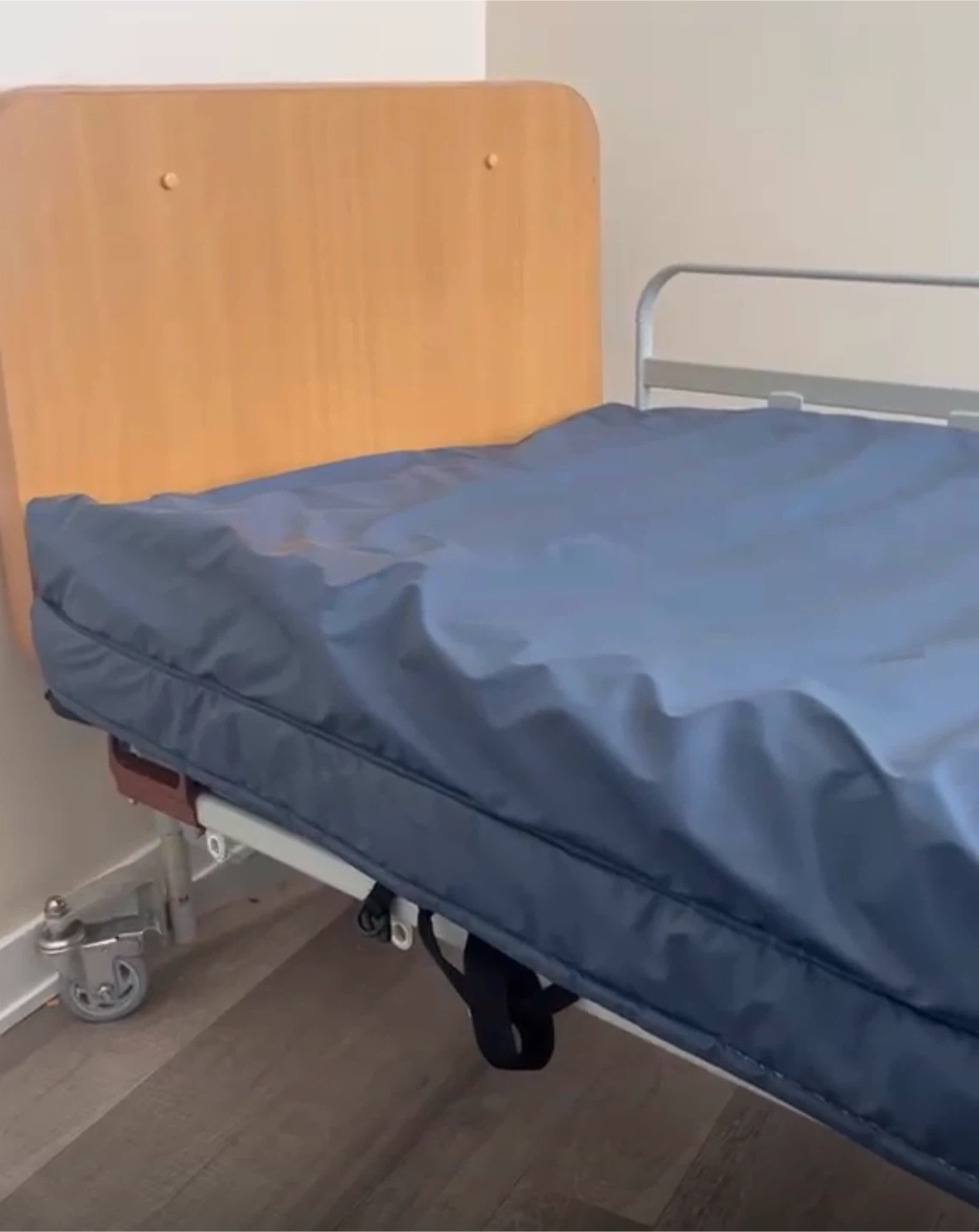 🏈Invacare Home Care Bed with Salute RDX Mattress - photo 3