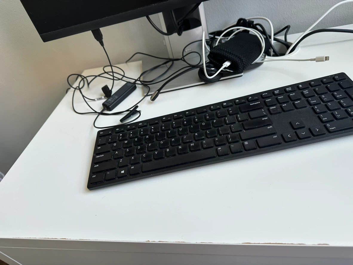 IKEA Micke Desk with hutch - photo 5