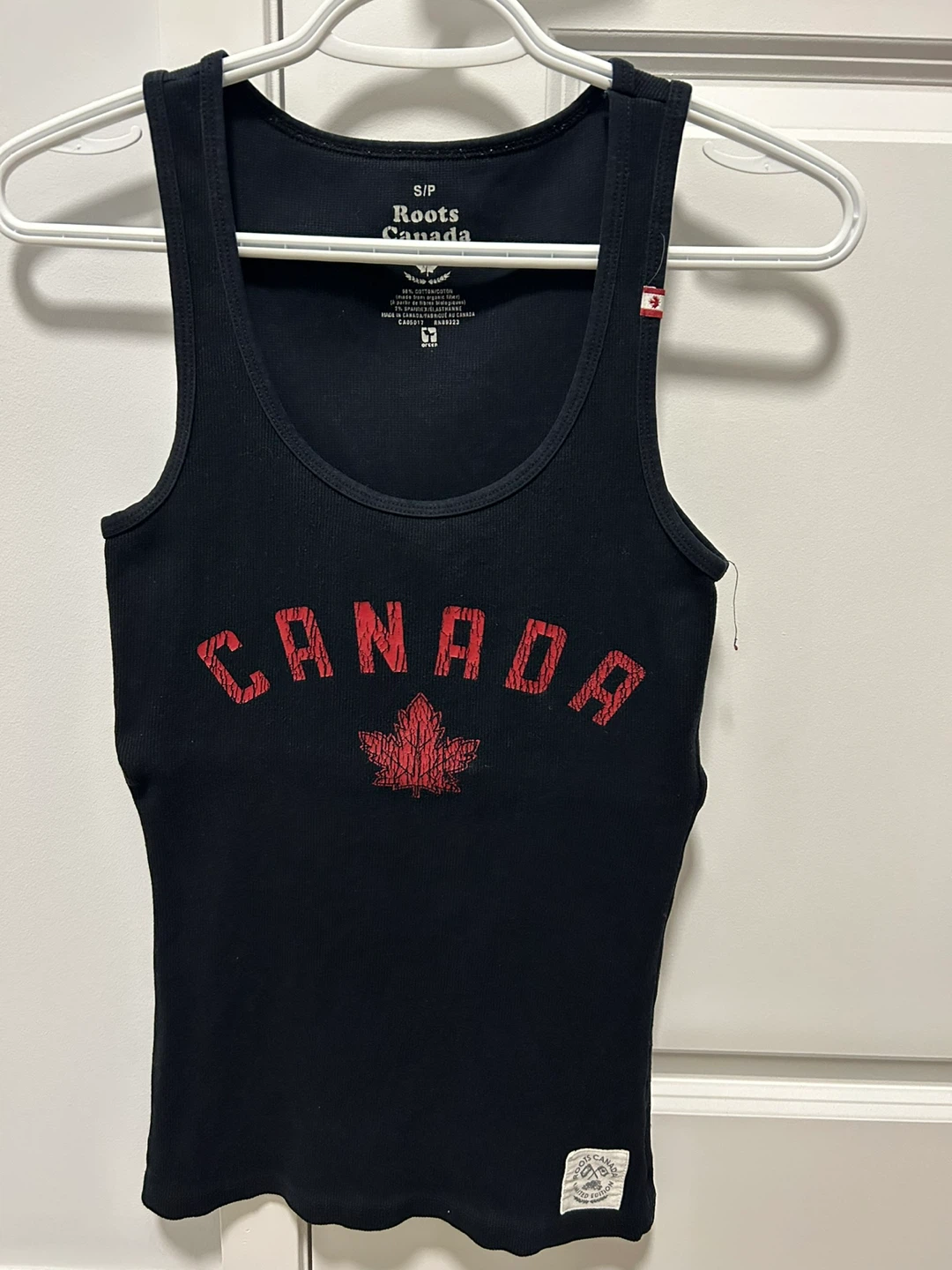 🏈 Preowned Women’s Roots Canada Black Tank Top Size Small Minor