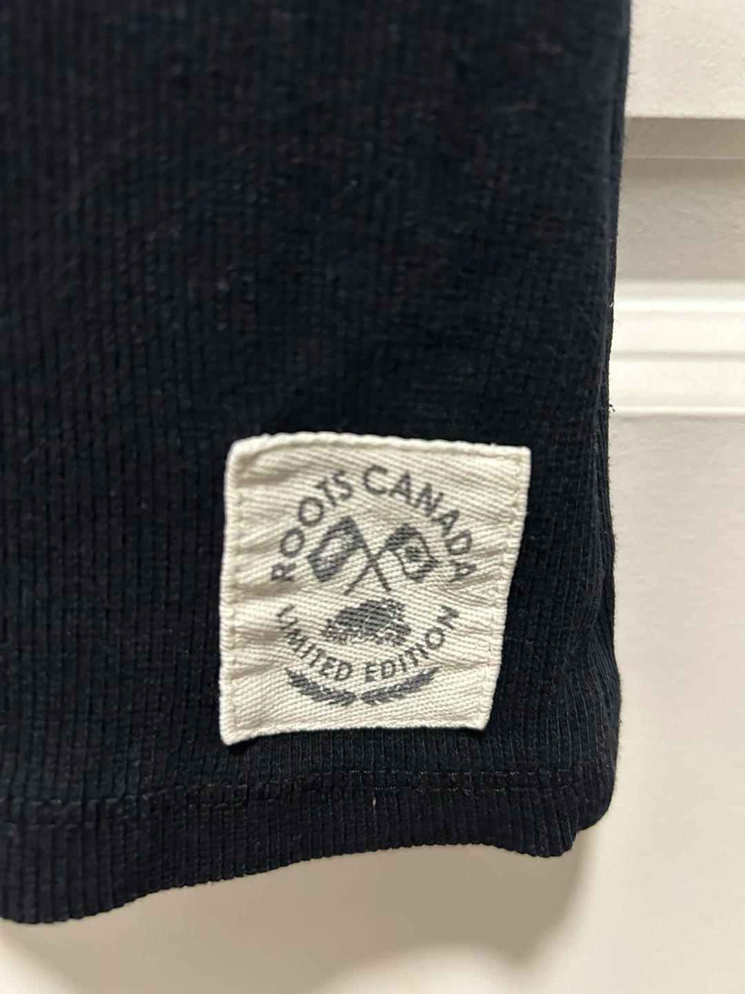 🏈 Preowned Women’s Roots Canada Black Tank Top Size Small Minor - photo 4