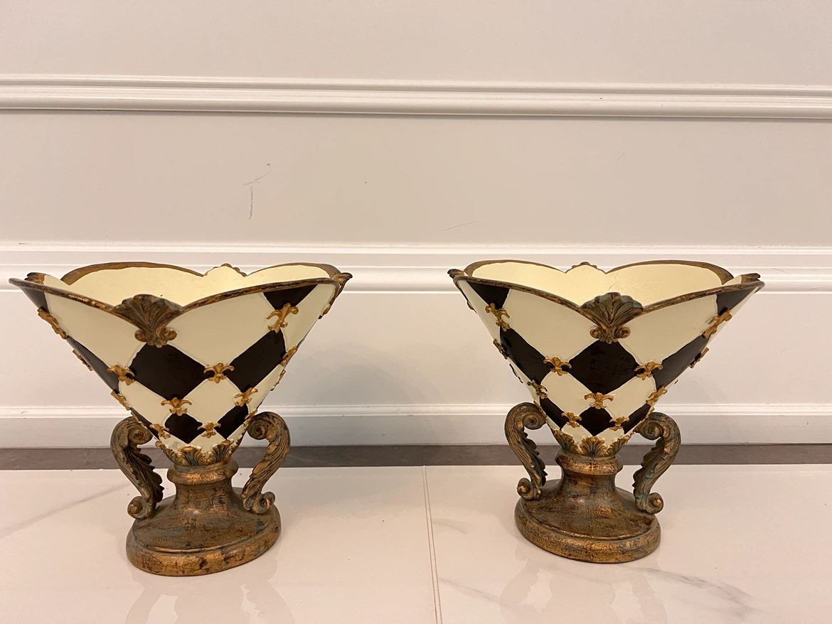 Pair of decorative urns/bowls