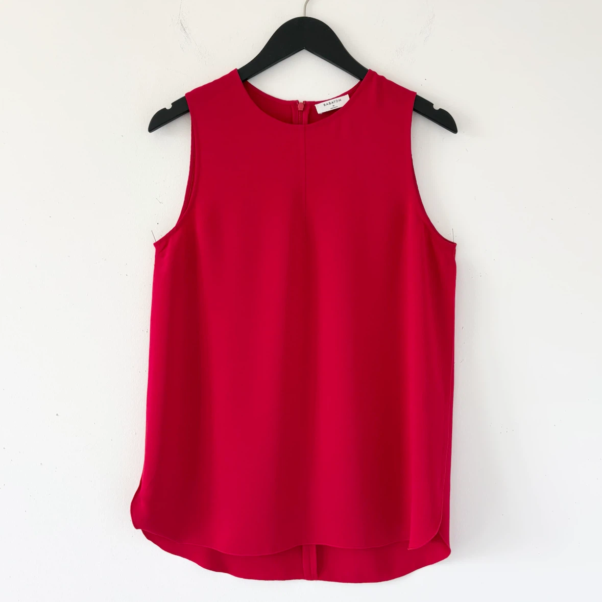 Aritzia Babaton Sleeveless Crew Neck Blouse