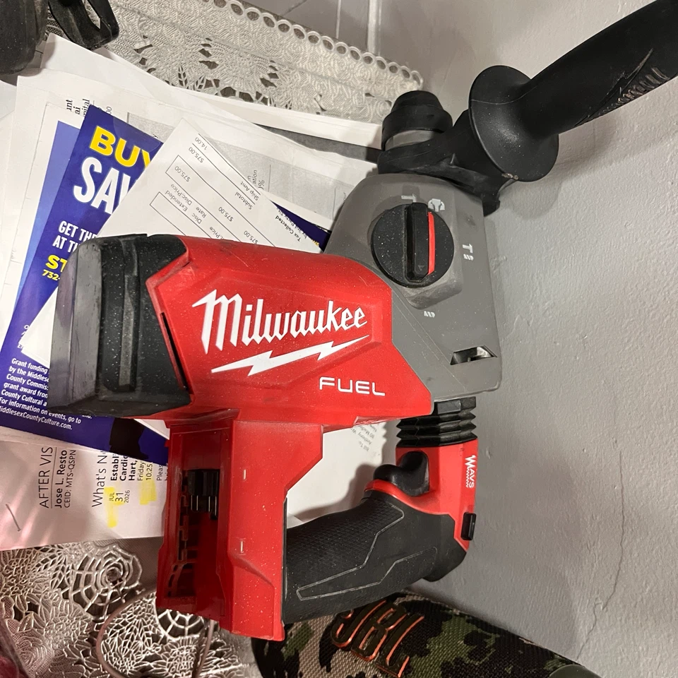 Milwaukee M18 FUEL Rotary Hammer - photo 2