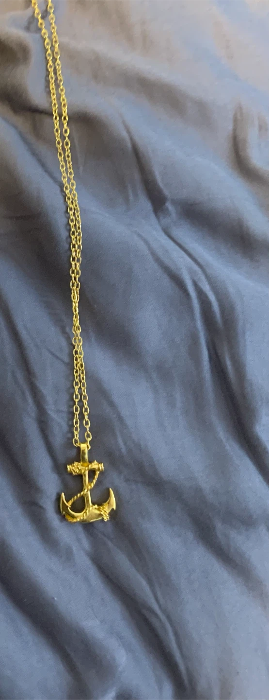 Gold-tone anchor pendant necklace 🏈