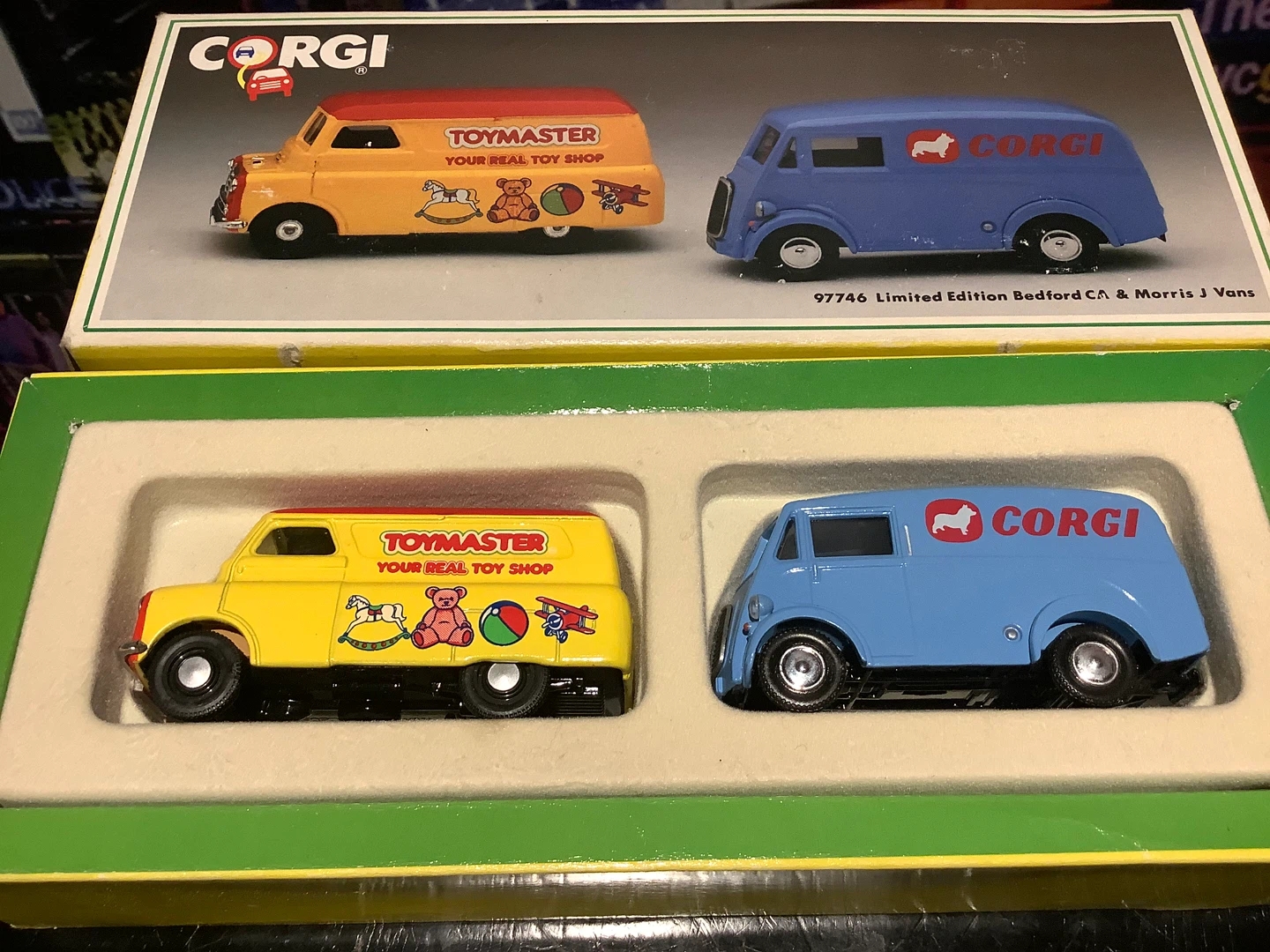 Corgi 97746 Bedford CA & Morris J Van Set