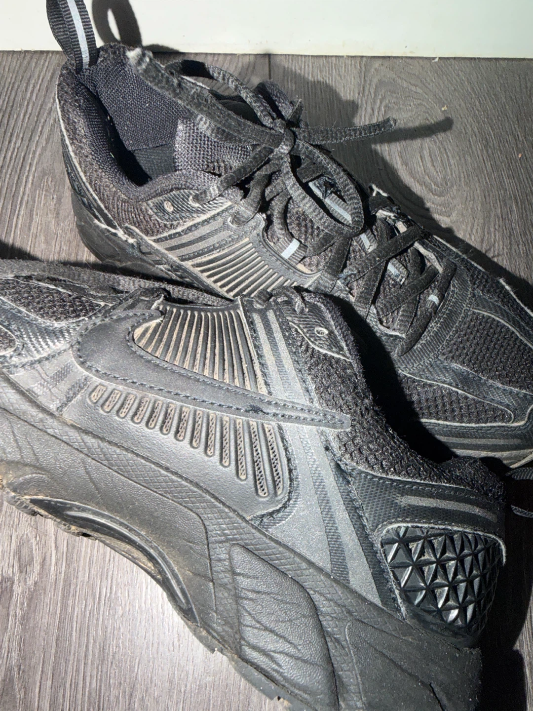 Black Nike Running Shoes Unisex 5.5Y 🏈