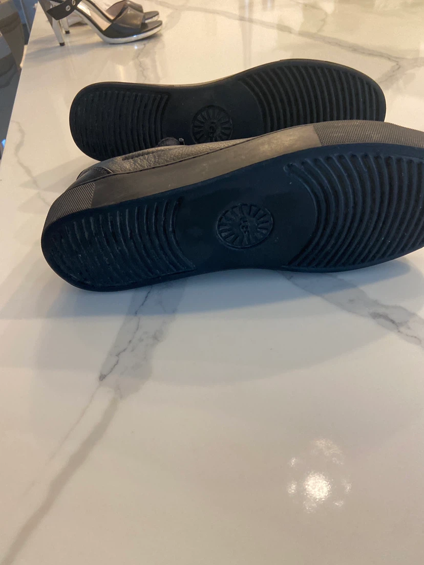 🏈 Black UGG Leather Sneakers US 8 - photo 3