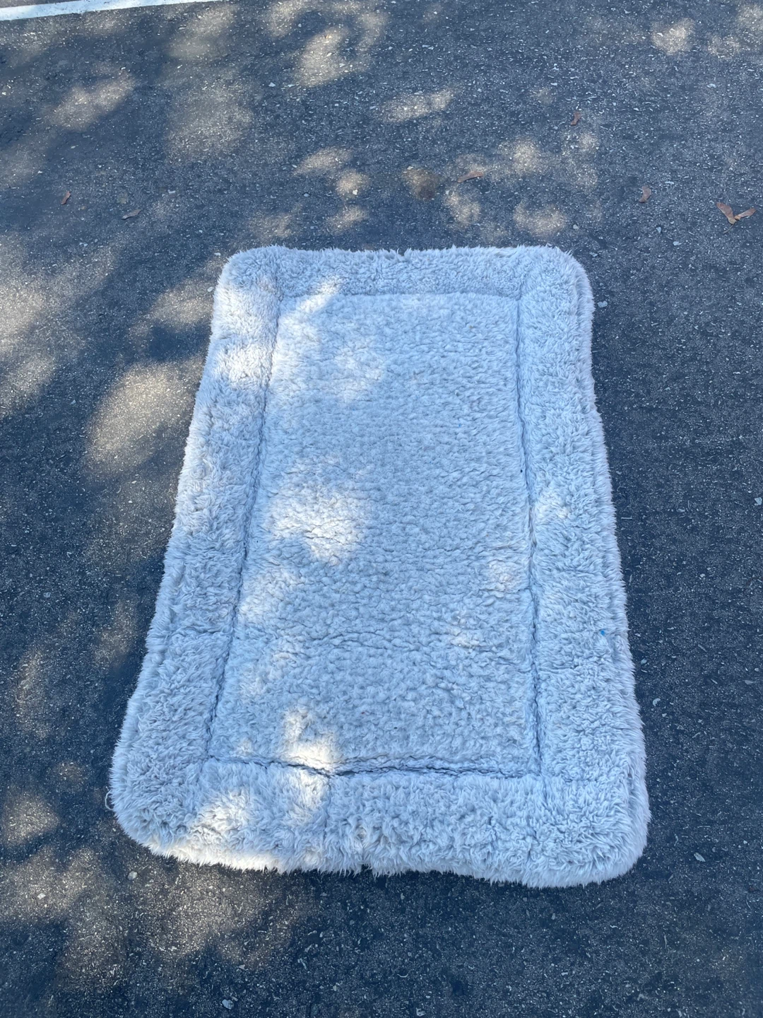 🏈 Light grey pet bed