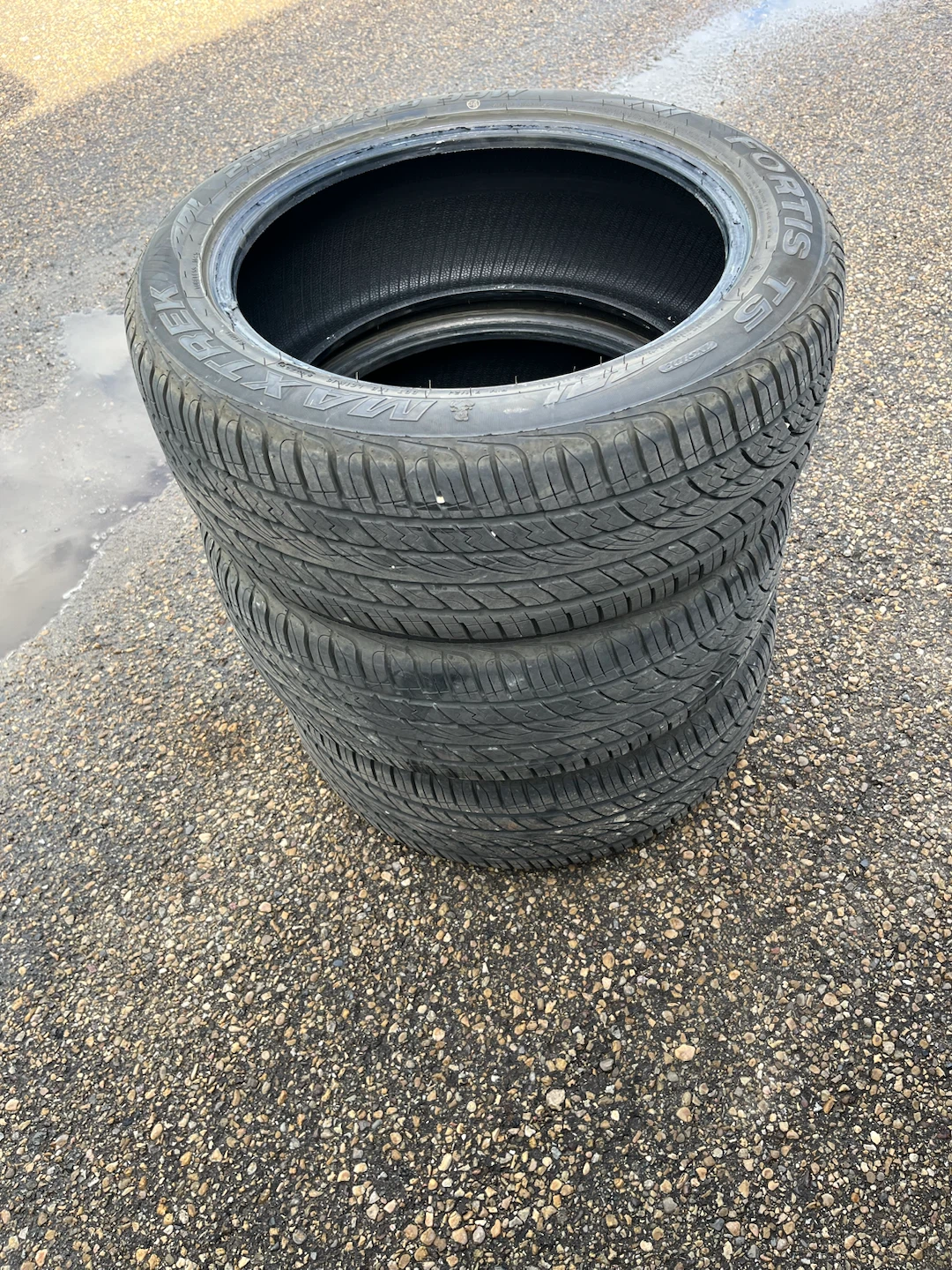 3 tire Maxtrek Fortis T5  235/50R19