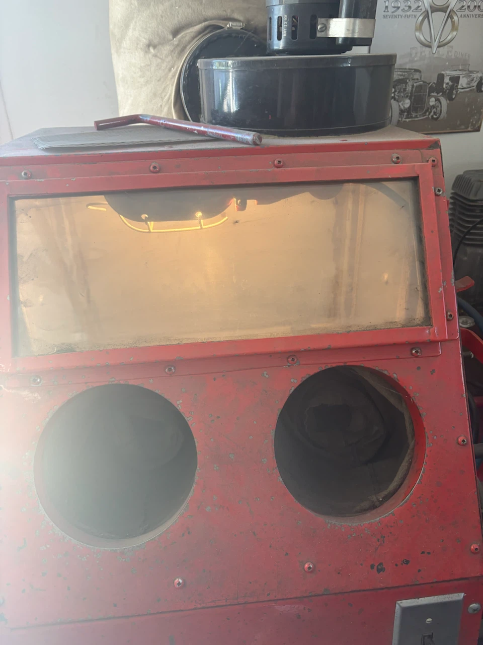 Sand blasting cabinet