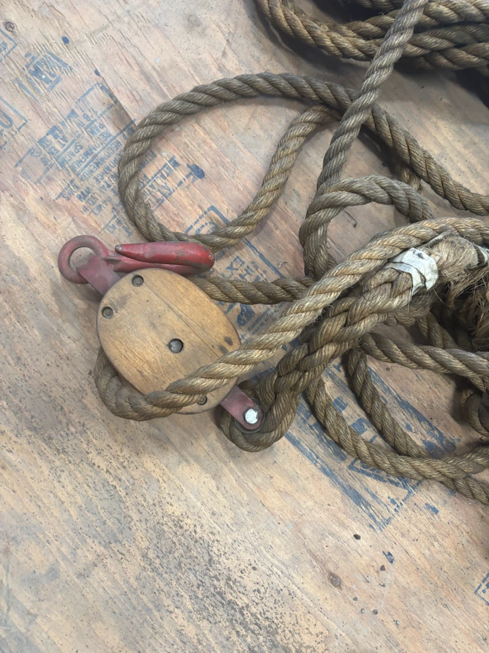 Rope hoist with block and pulley