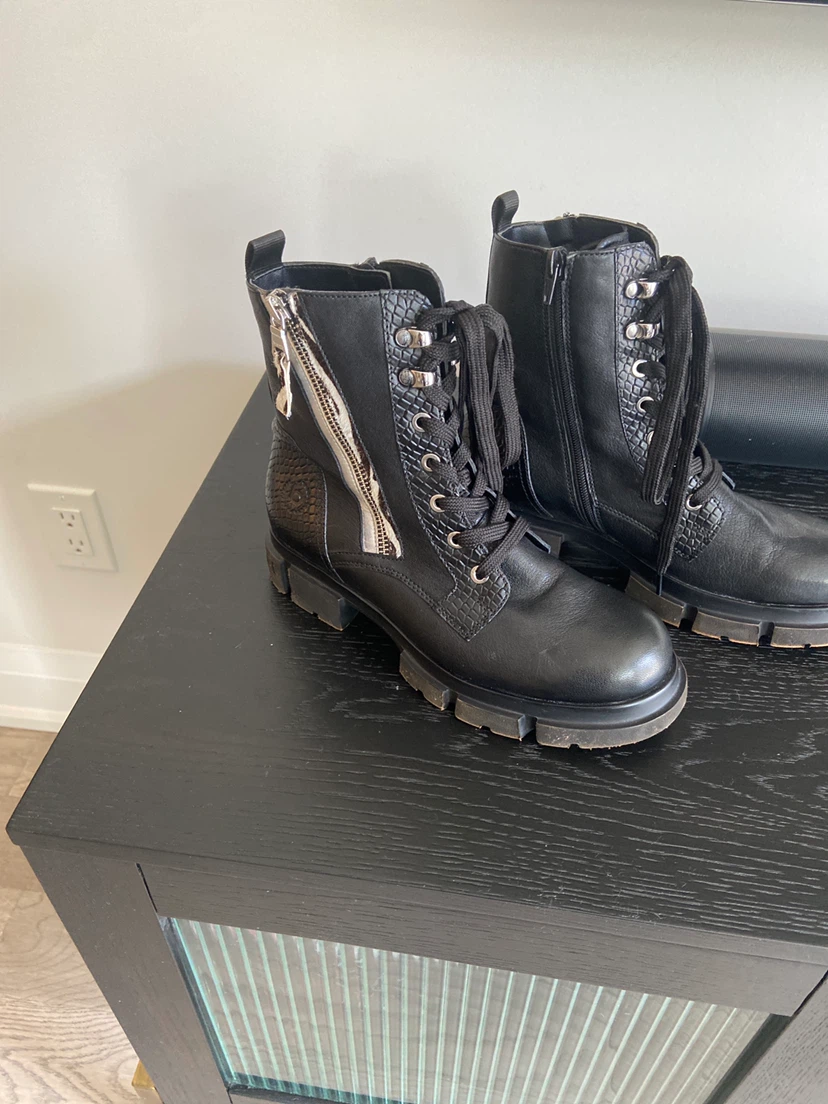 🏈 Ladies Bugatti Black Lace-Up Boots 6-6.5