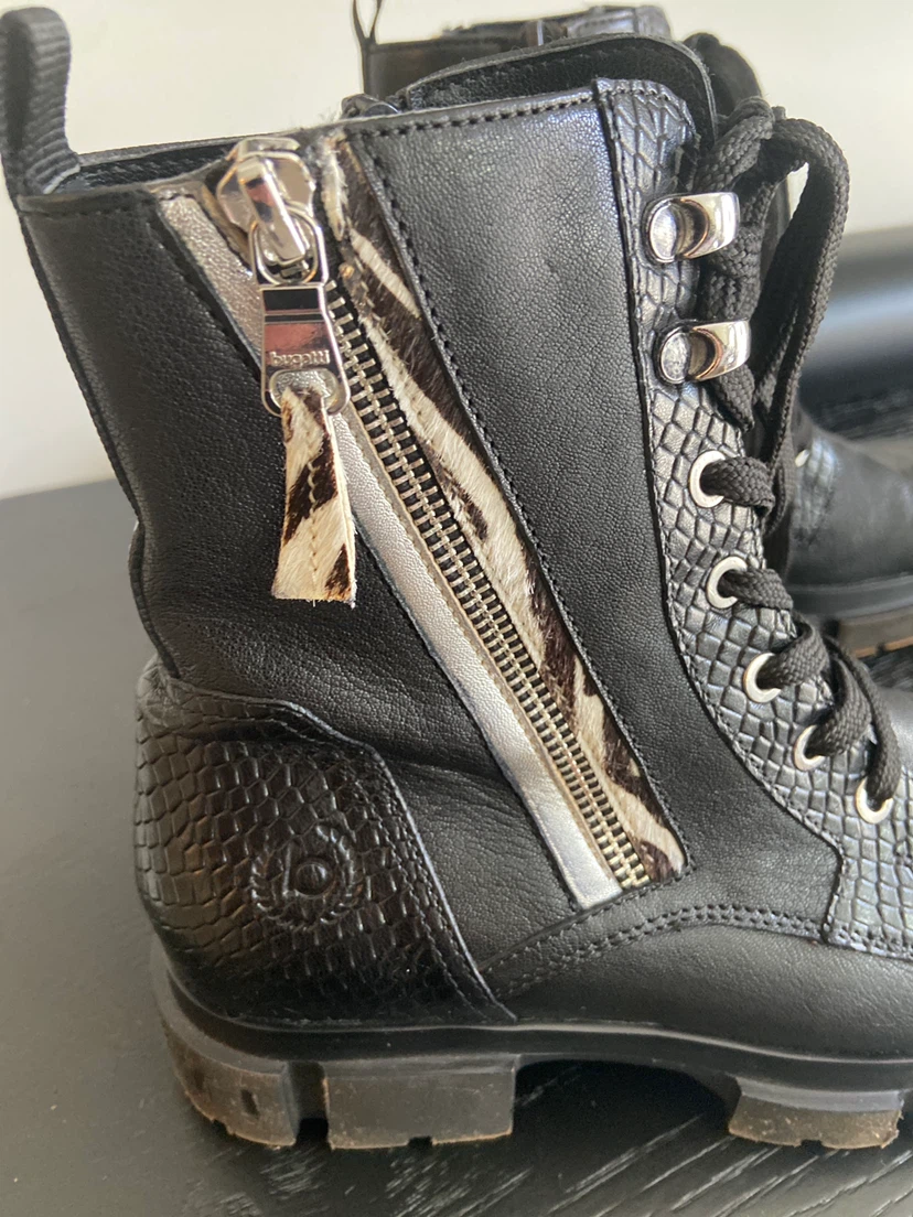 🏈 Ladies Bugatti Black Lace-Up Boots 6-6.5 - photo 3