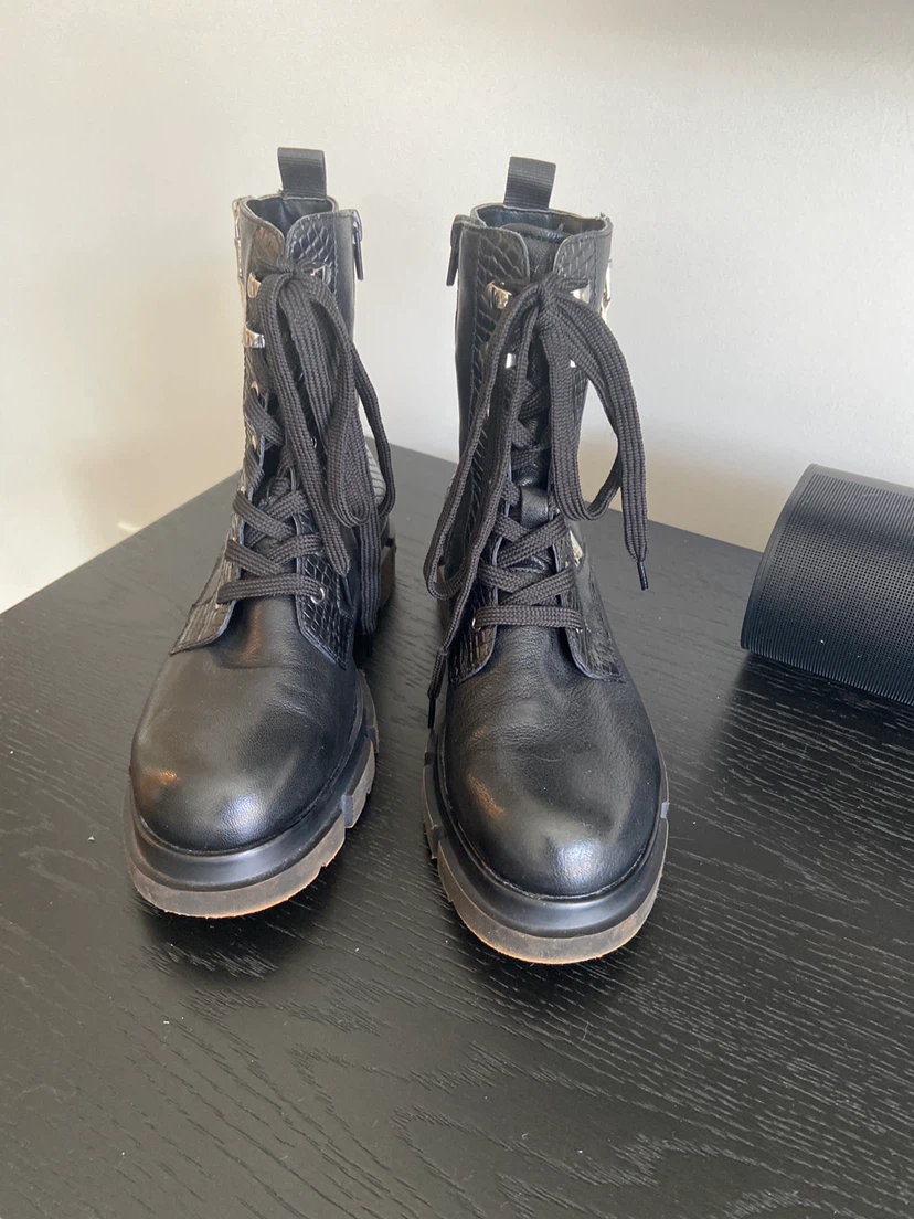 🏈 Ladies Bugatti Black Lace-Up Boots 6-6.5 - photo 5