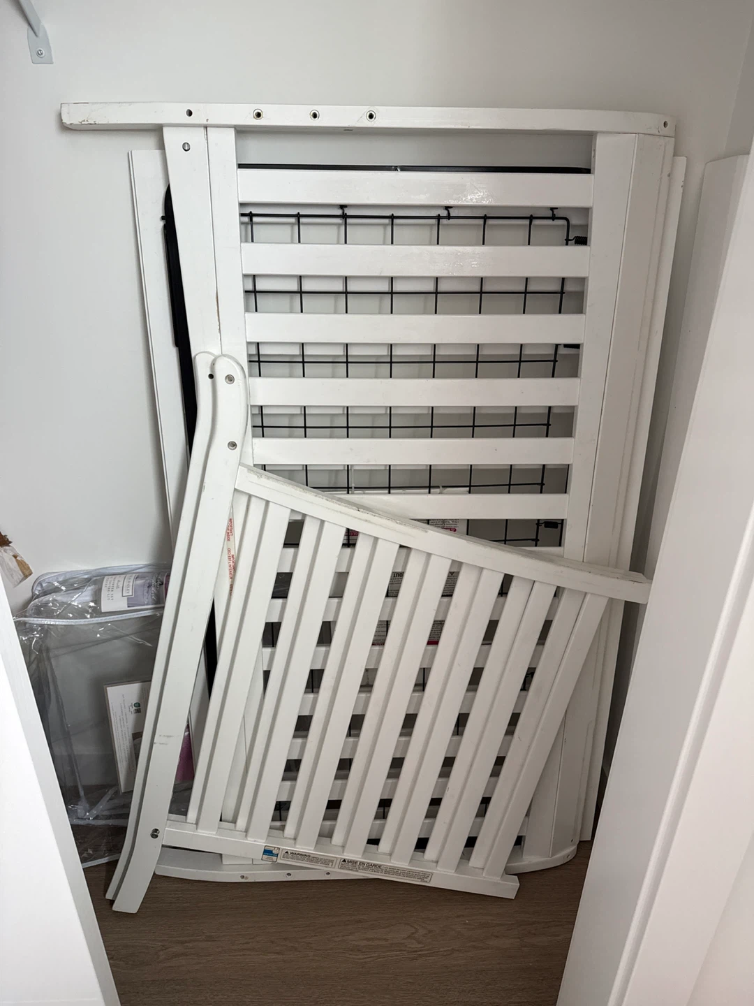 White Crib and mattress