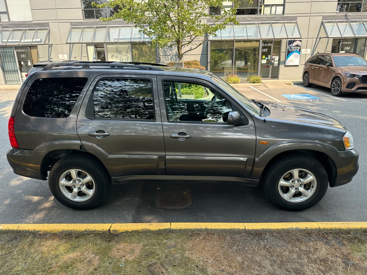 Mazda Tribute SUV - photo 2