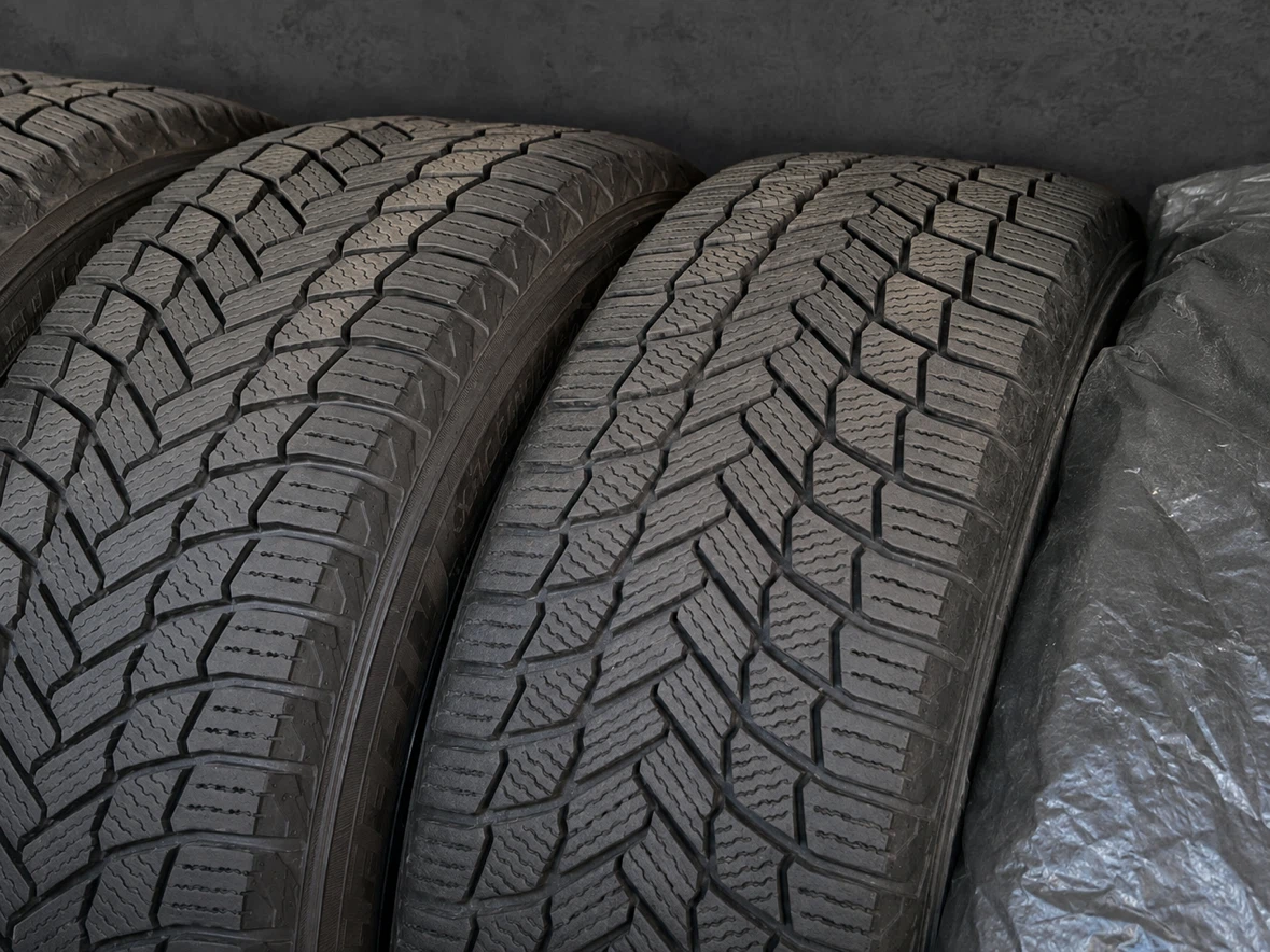 Like new Set of 4 Michelin X-Ice Snow 225/50R18 on Steel Rims
