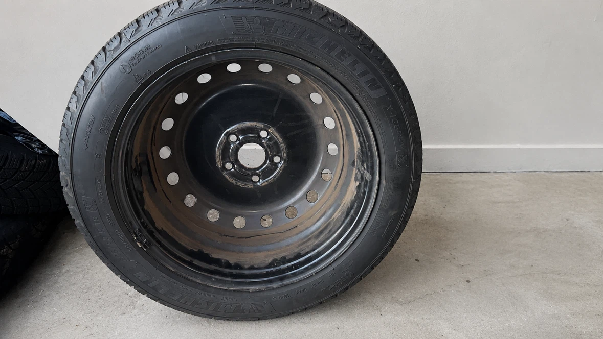 Like new Set of 4 Michelin X-Ice Snow 225/50R18 on Steel Rims - photo 3