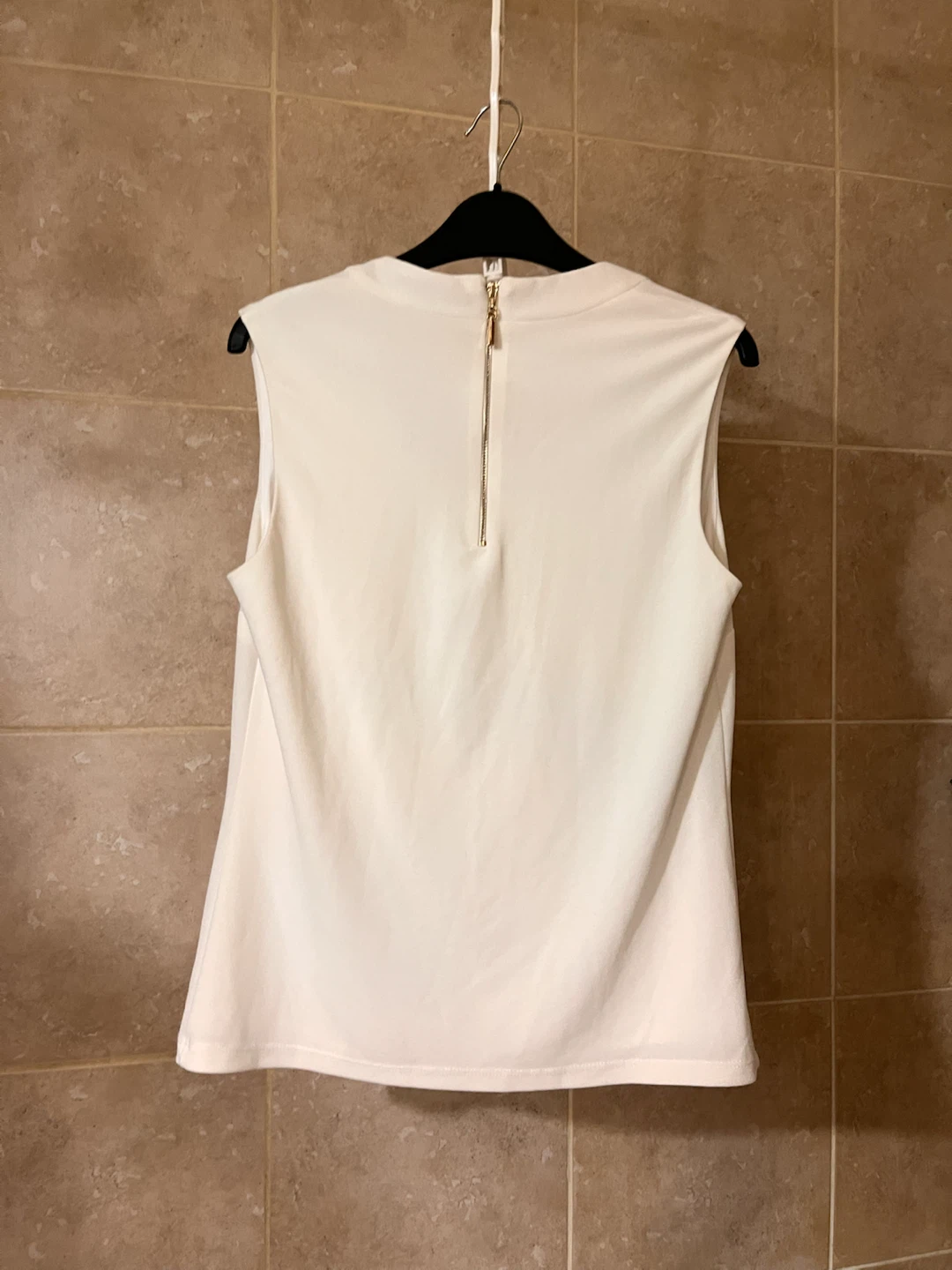 White Sleeveless V-Neck Top 🏈 - photo 2