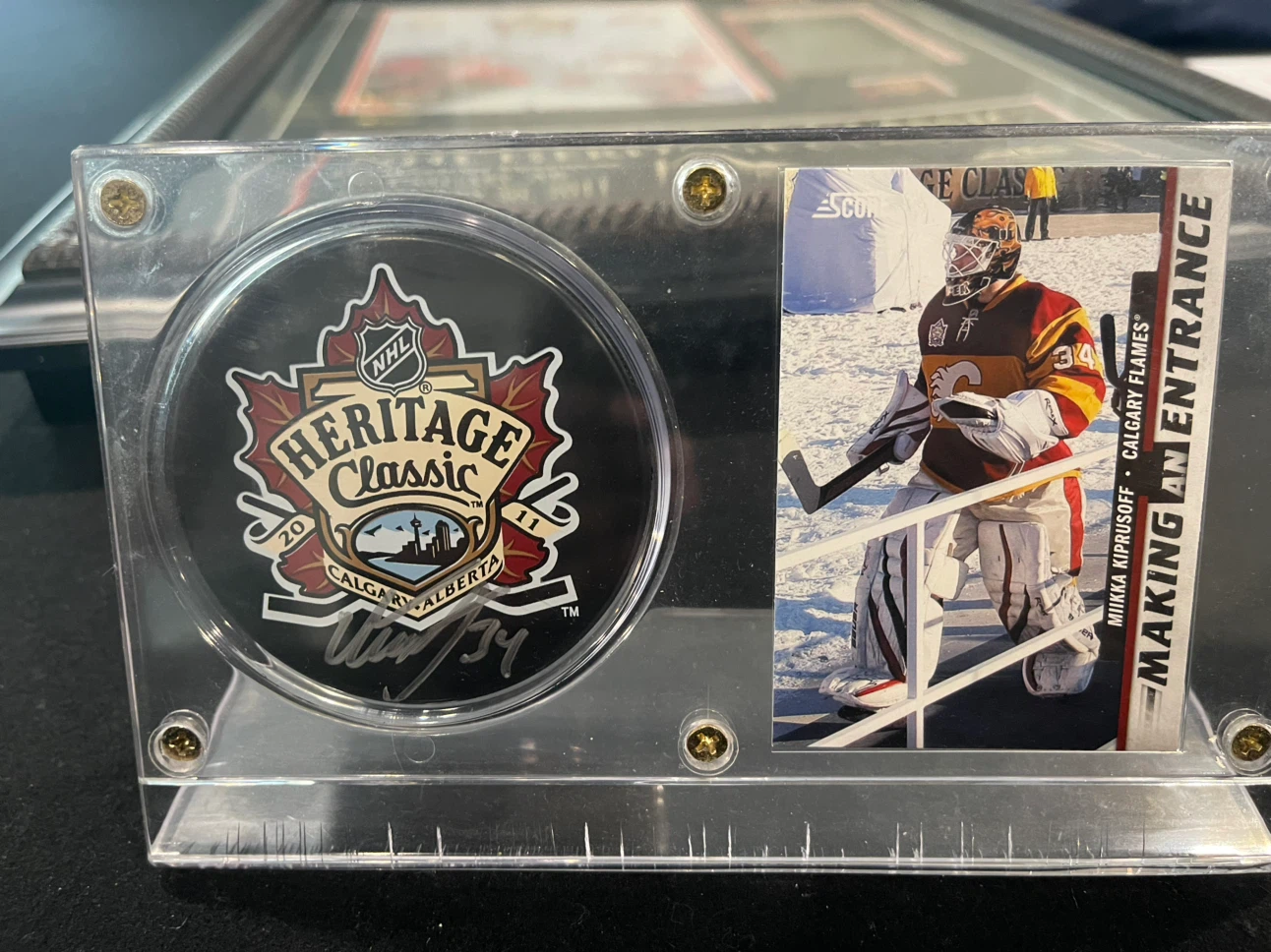 2011 NHL Heritage Classic Memorabilia Set - photo 3