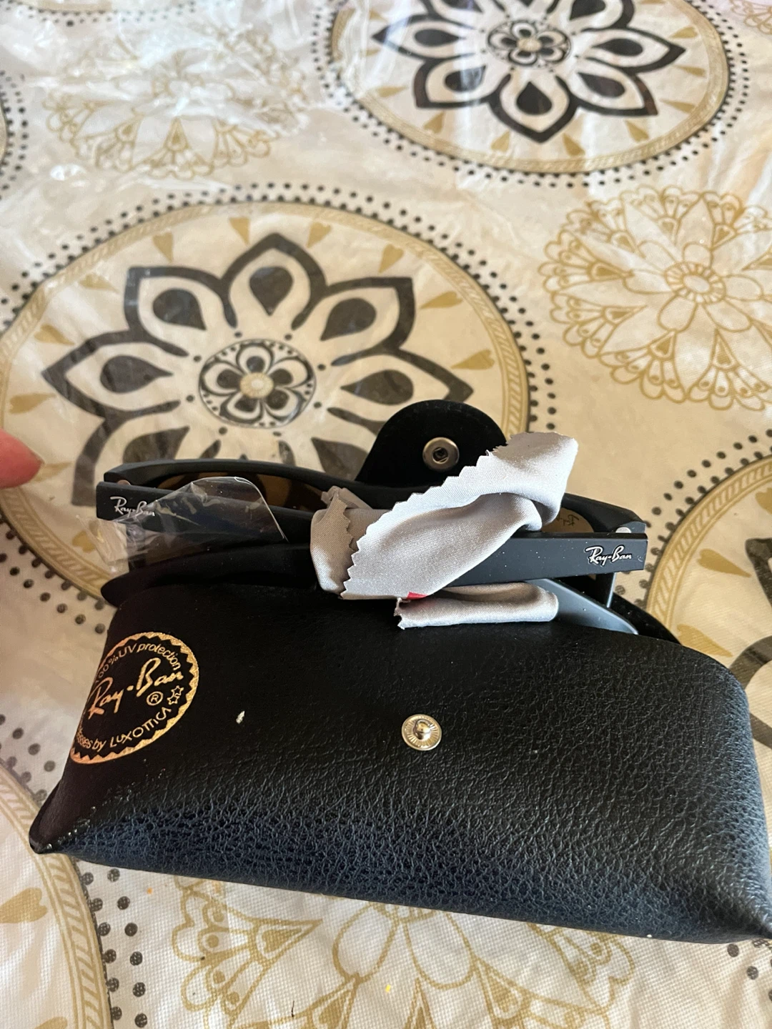 Ray-Ban Sunglasses with Case - photo 2