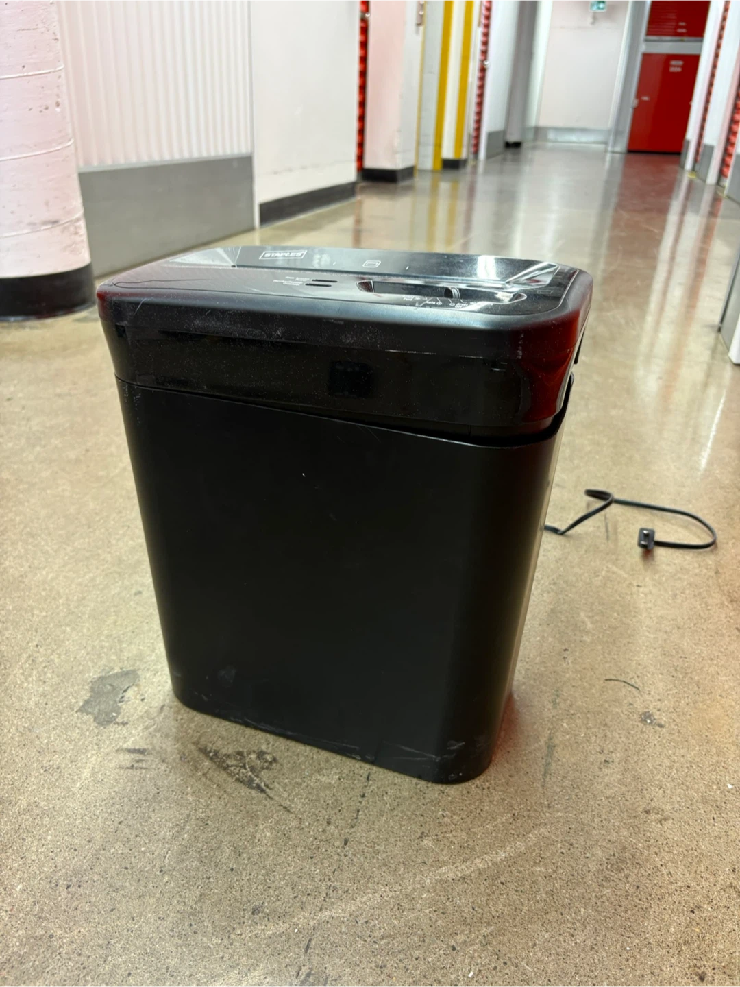 Staples 8-Sheet Paper Shredder