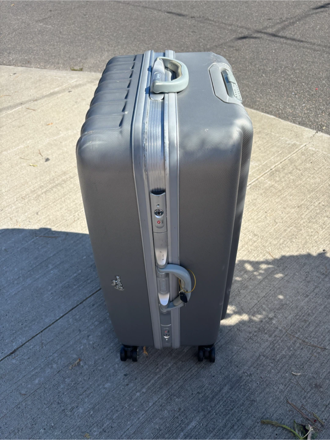 Large Rowana Silver Hardshell Spinner Luggage - photo 3