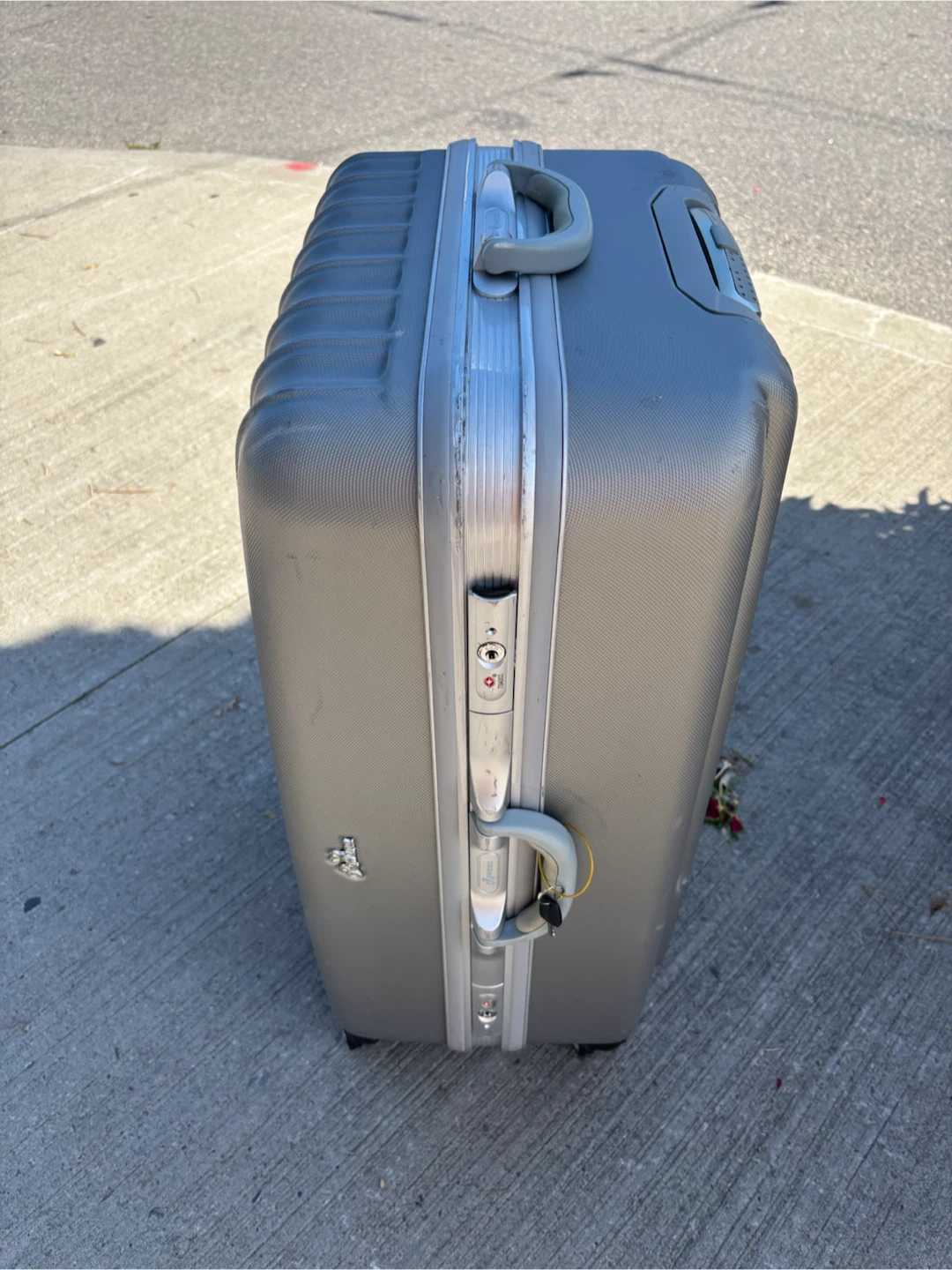 Large Rowana Silver Hardshell Spinner Luggage - photo 4