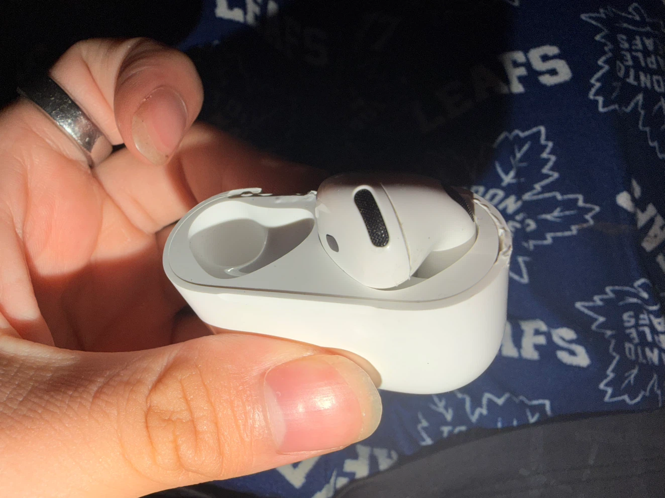 Apple AirPods Pro charging case - photo 4