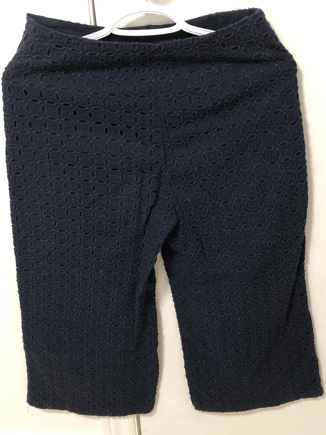 🏈 Preowned Abercrombie & Fitch navy capris size 2