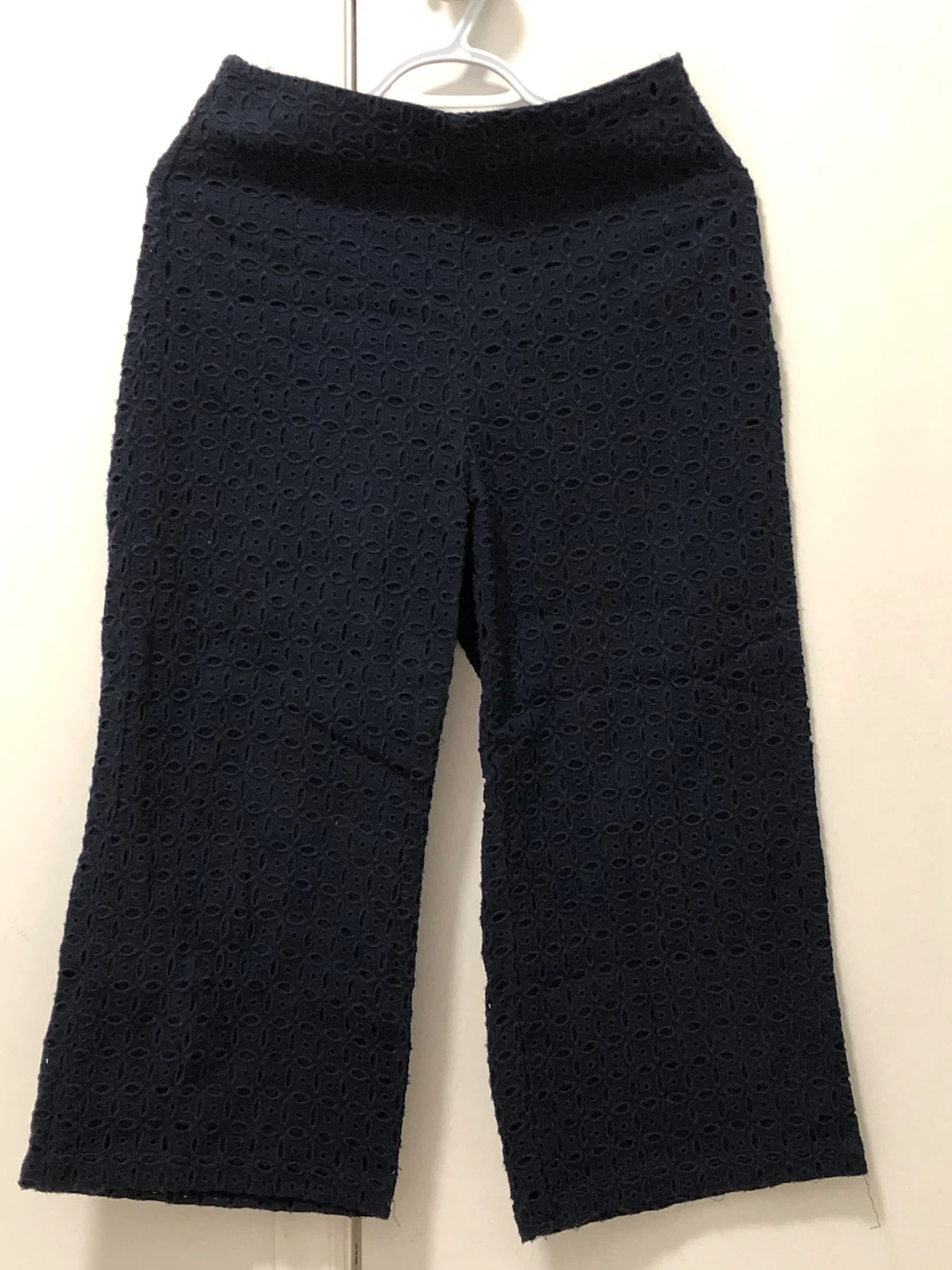 🏈 Preowned Abercrombie & Fitch navy capris size 2 - photo 2