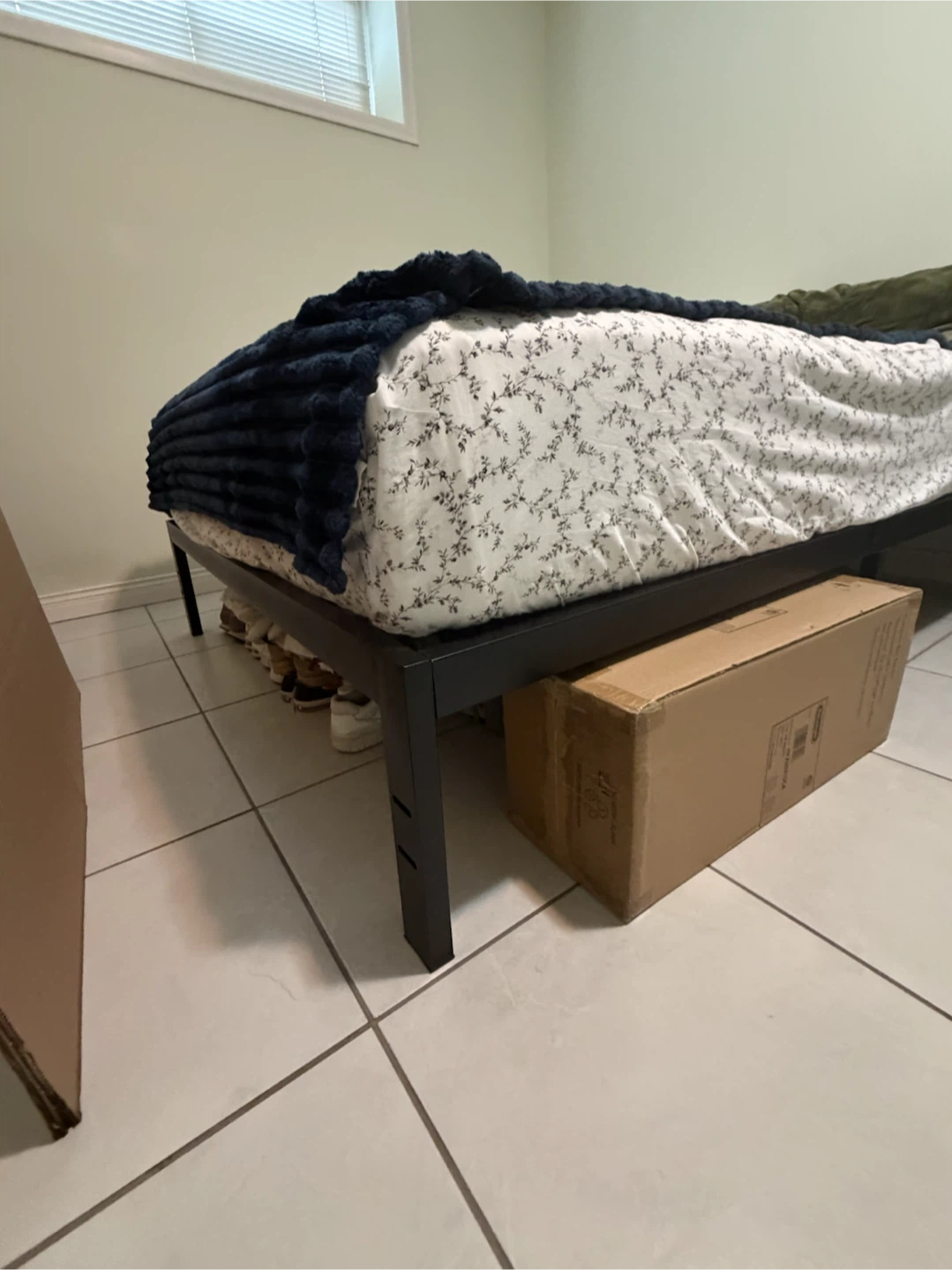 Full size mattress and metal bed frame - photo 2