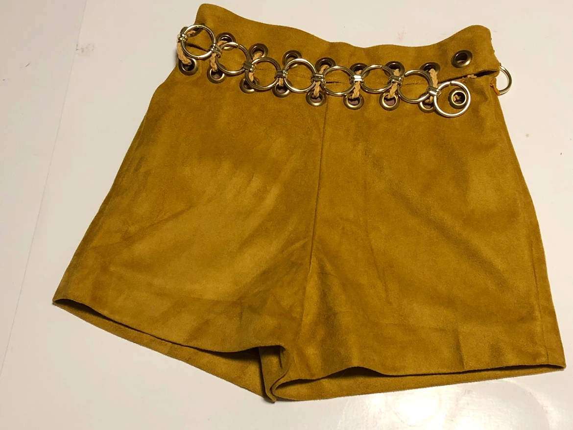 🏈 Preowned women’s Mustard Suede High-Waist Shorts Ring Belt
