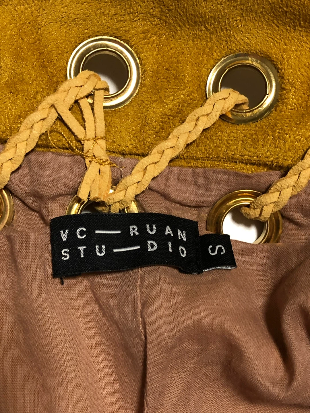 🏈 Preowned women’s Mustard Suede High-Waist Shorts Ring Belt - photo 3