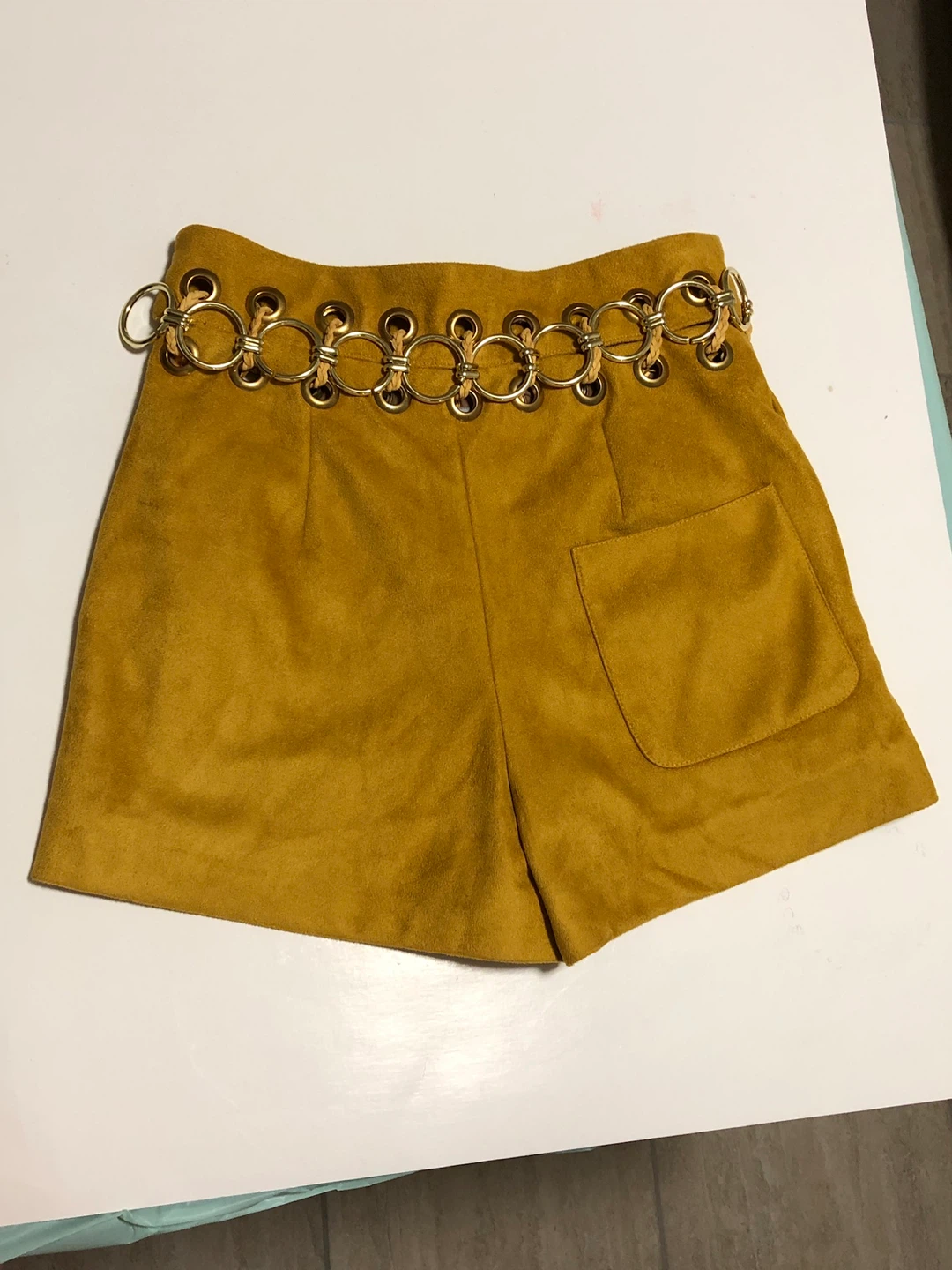 🏈 Preowned women’s Mustard Suede High-Waist Shorts Ring Belt - photo 4
