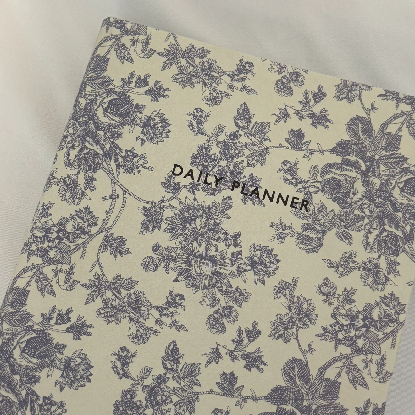 New✨Urban Outfitters coquette toile daily planner - photo 2
