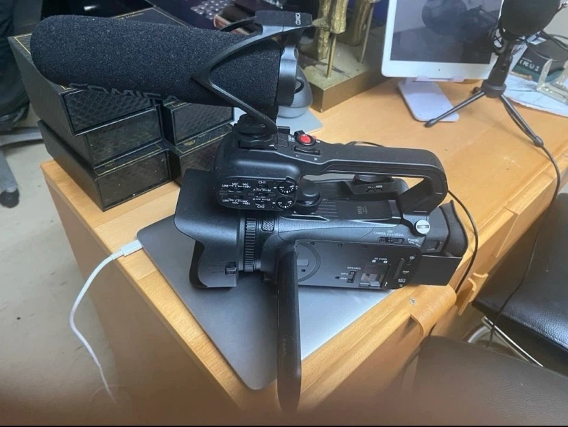 Canon 4K Camcorder with Comica Microphone - photo 2