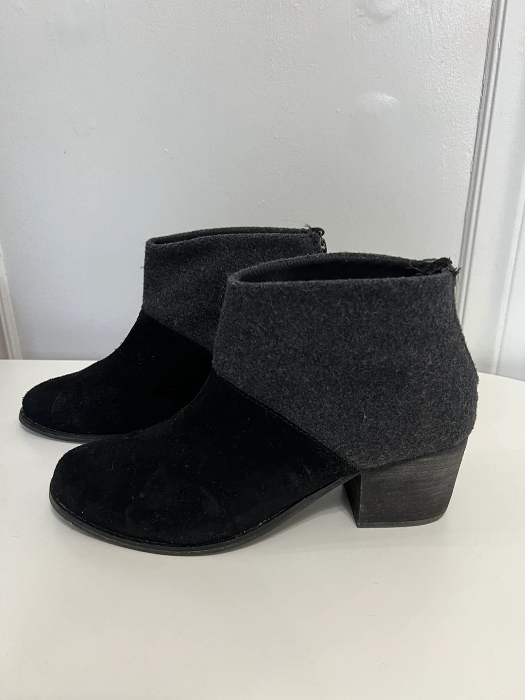 🏈 Black Suede and Felt Ankle Boots