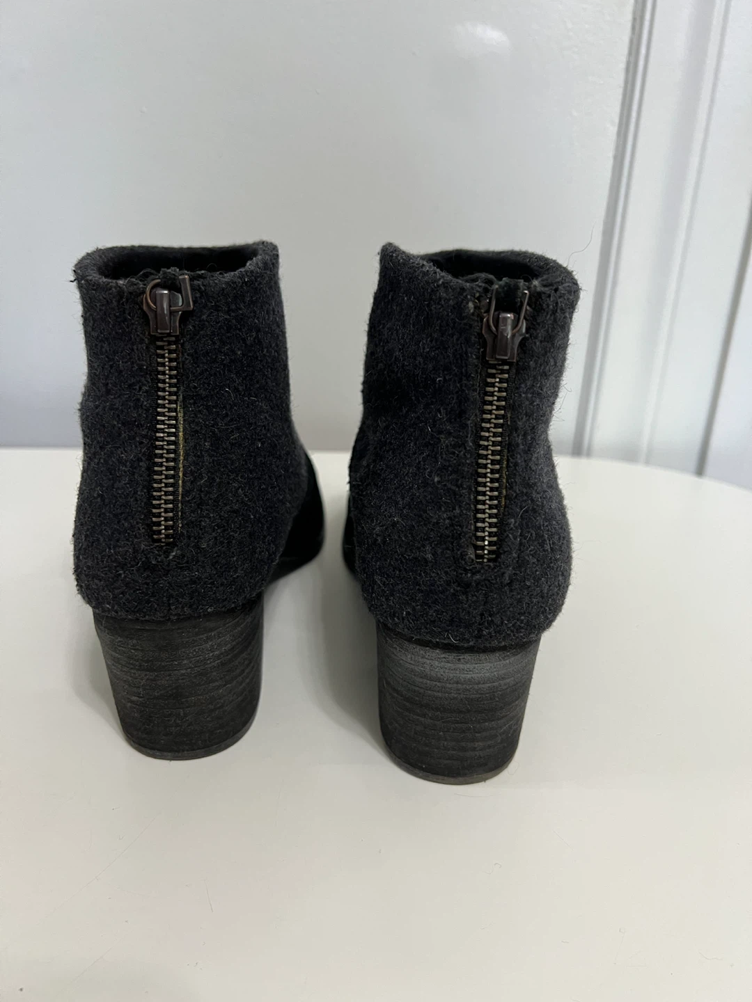 🏈 Black Suede and Felt Ankle Boots - photo 3
