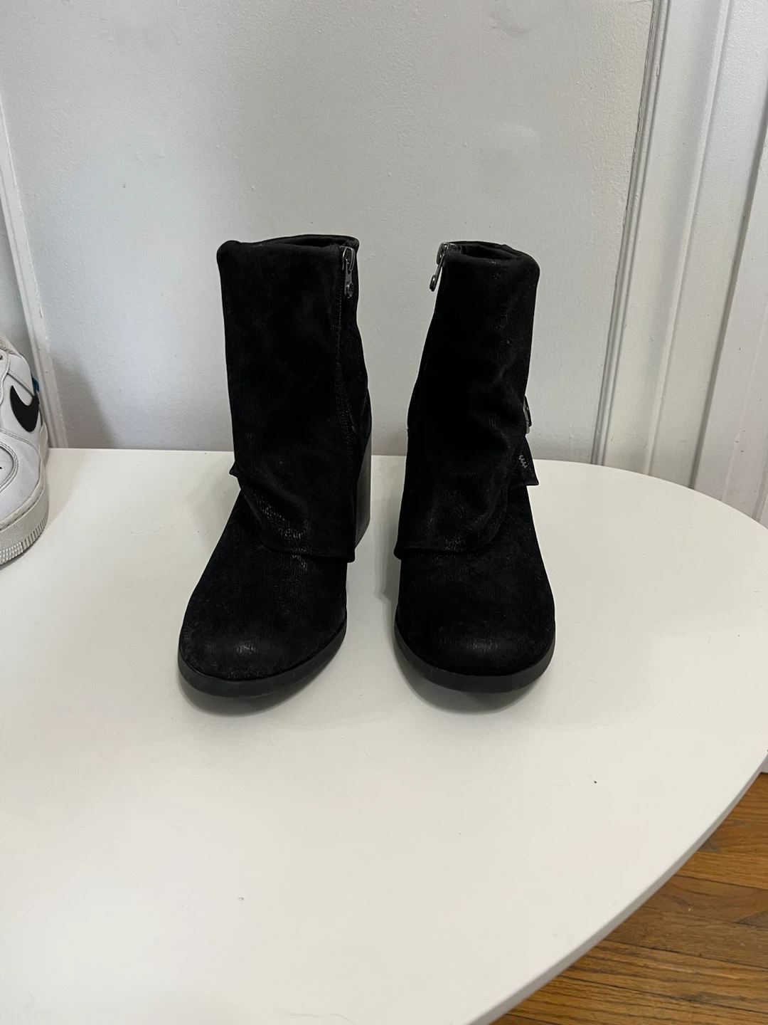 🏈 Black Heeled Suede Ankle Boots - photo 2