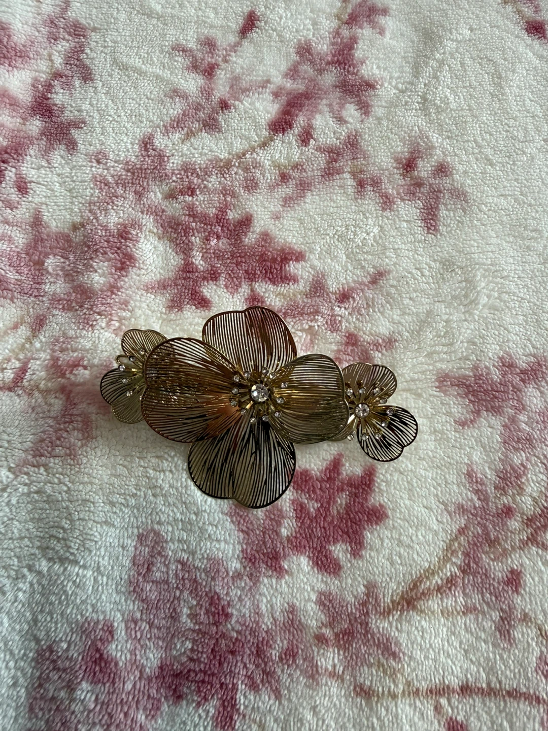 Gold-tone flower hair clip 🏈