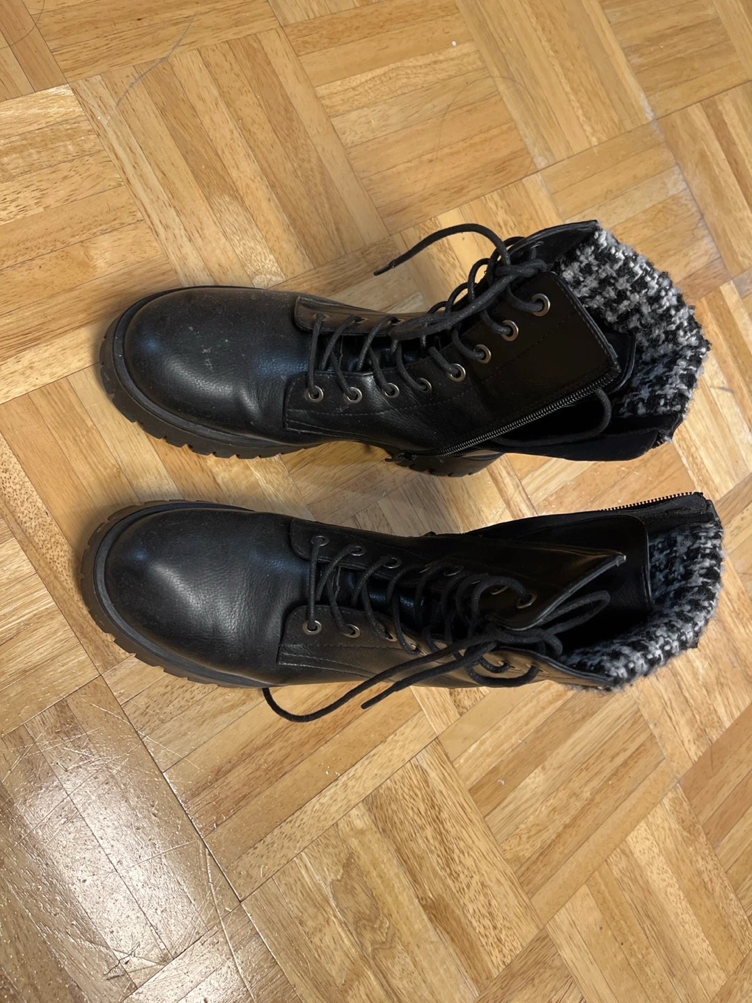 Steve Madden Black lace-up boots with plaid cuffs 🏈