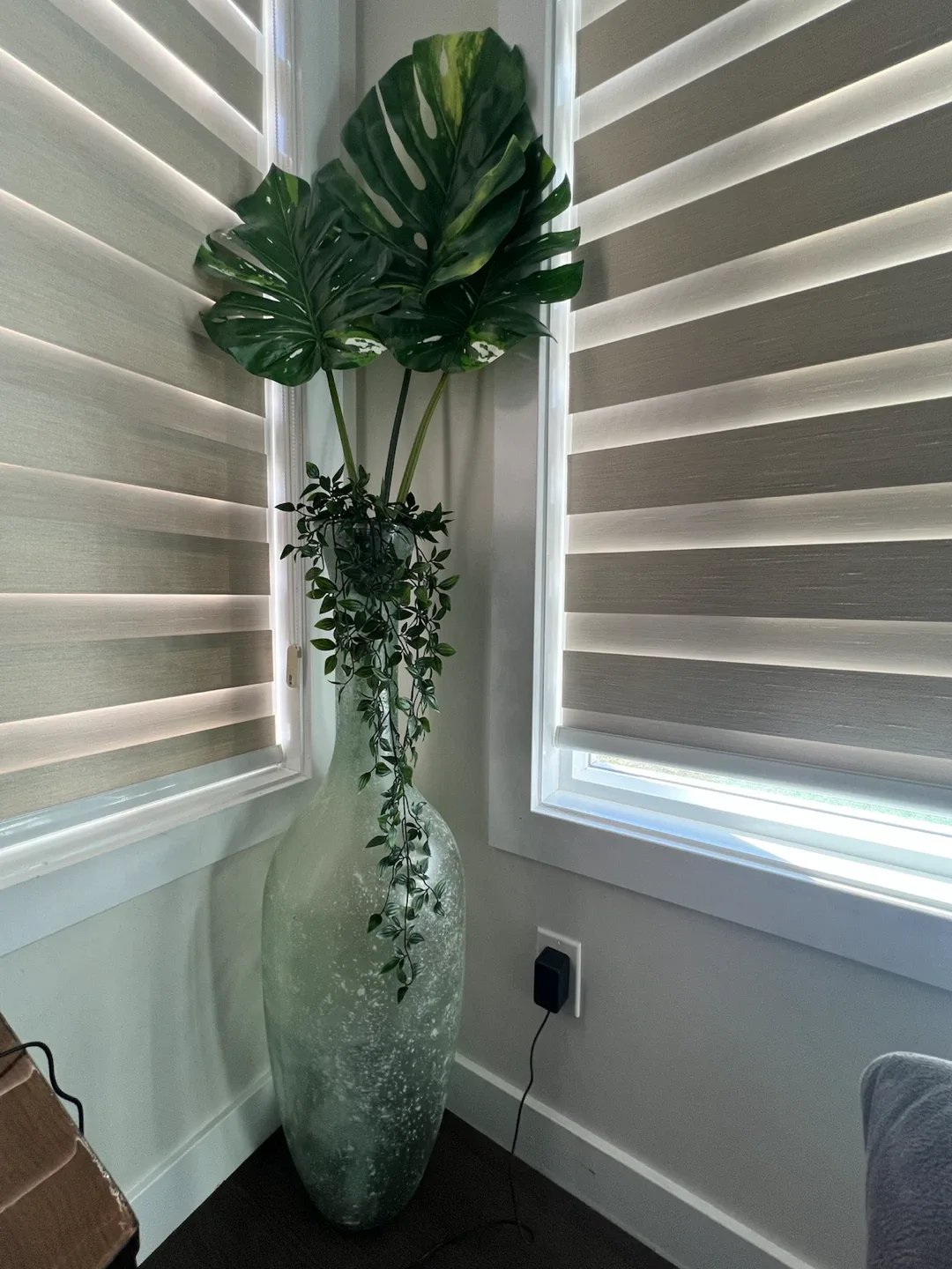 Large Decorative Glass Vase with Artificial Plants - photo 3