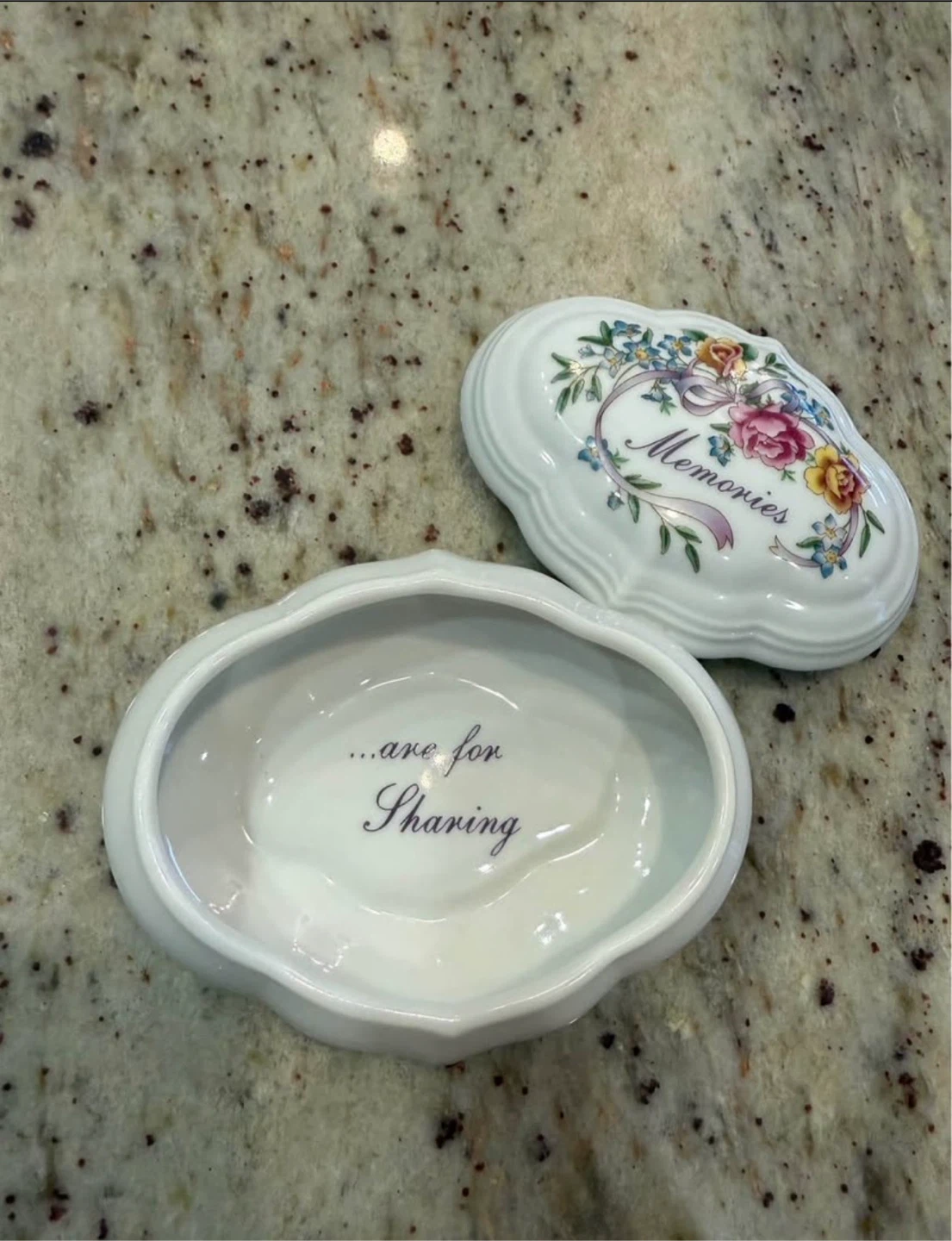 Vintage 1984 Avon Memories Trinket Box - photo 2