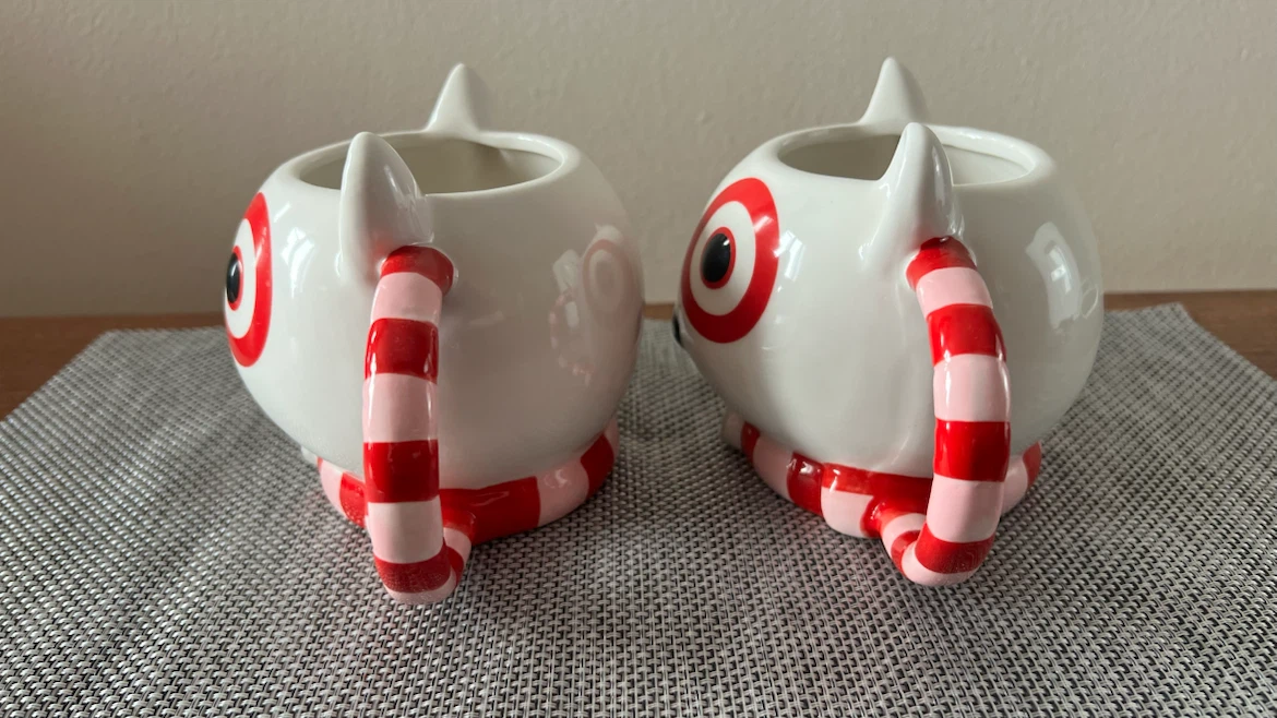 🏈 Set of 2 Target Bullseye Dog 18 oz Holiday Mugs - photo 3