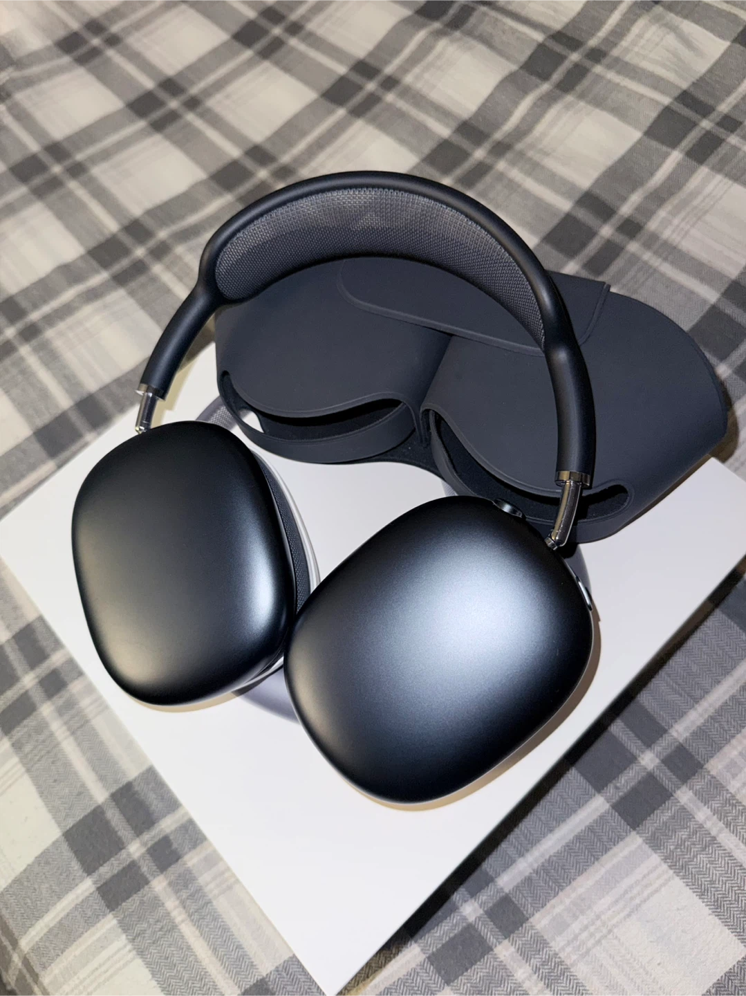 Title: Apple AirPods Max USB-C – Midnight + Spigen Case